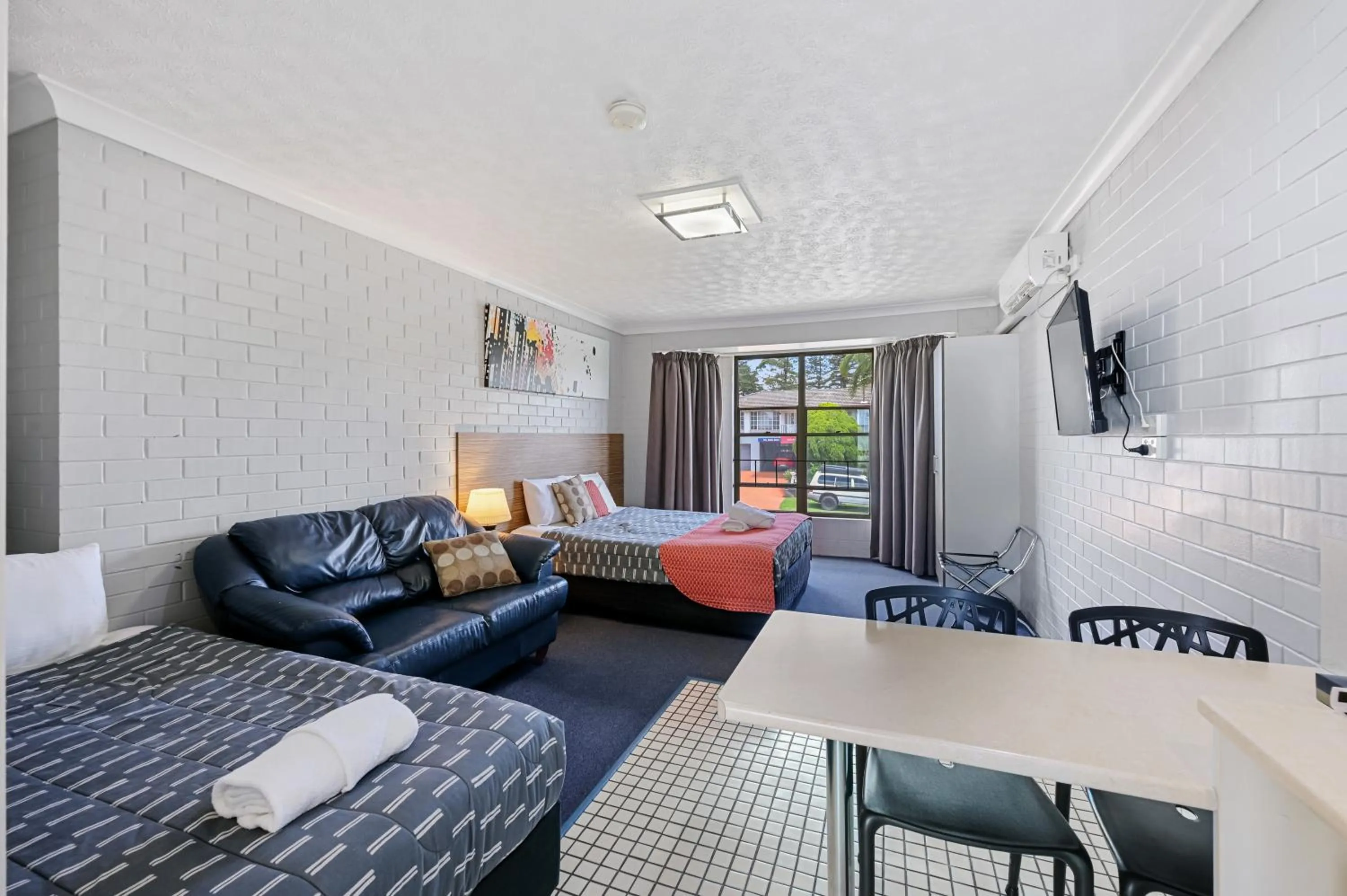 Photo of the whole room, Bed in Raceview Motor Inn