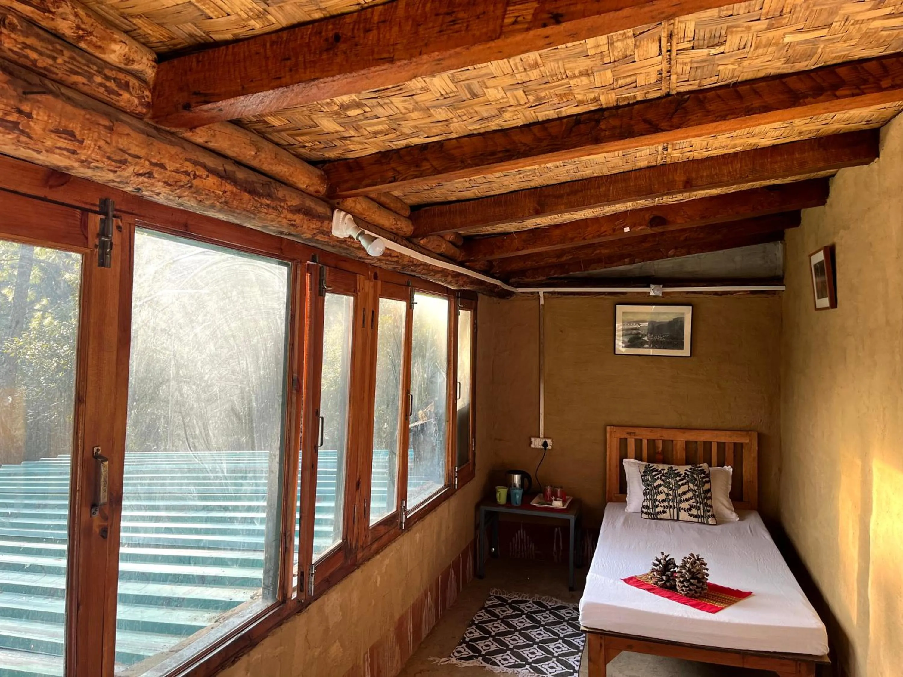 Photo of the whole room, Bed in Glampinn Woods
