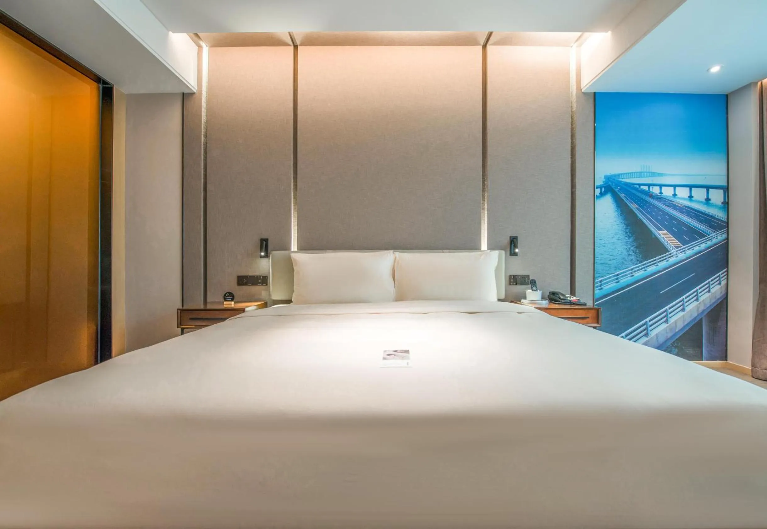 Bed in Atour Hotel Guangzhou Sanyuanli-Guangzhou Baiyun Railway-Fiee Self-Service Laundry