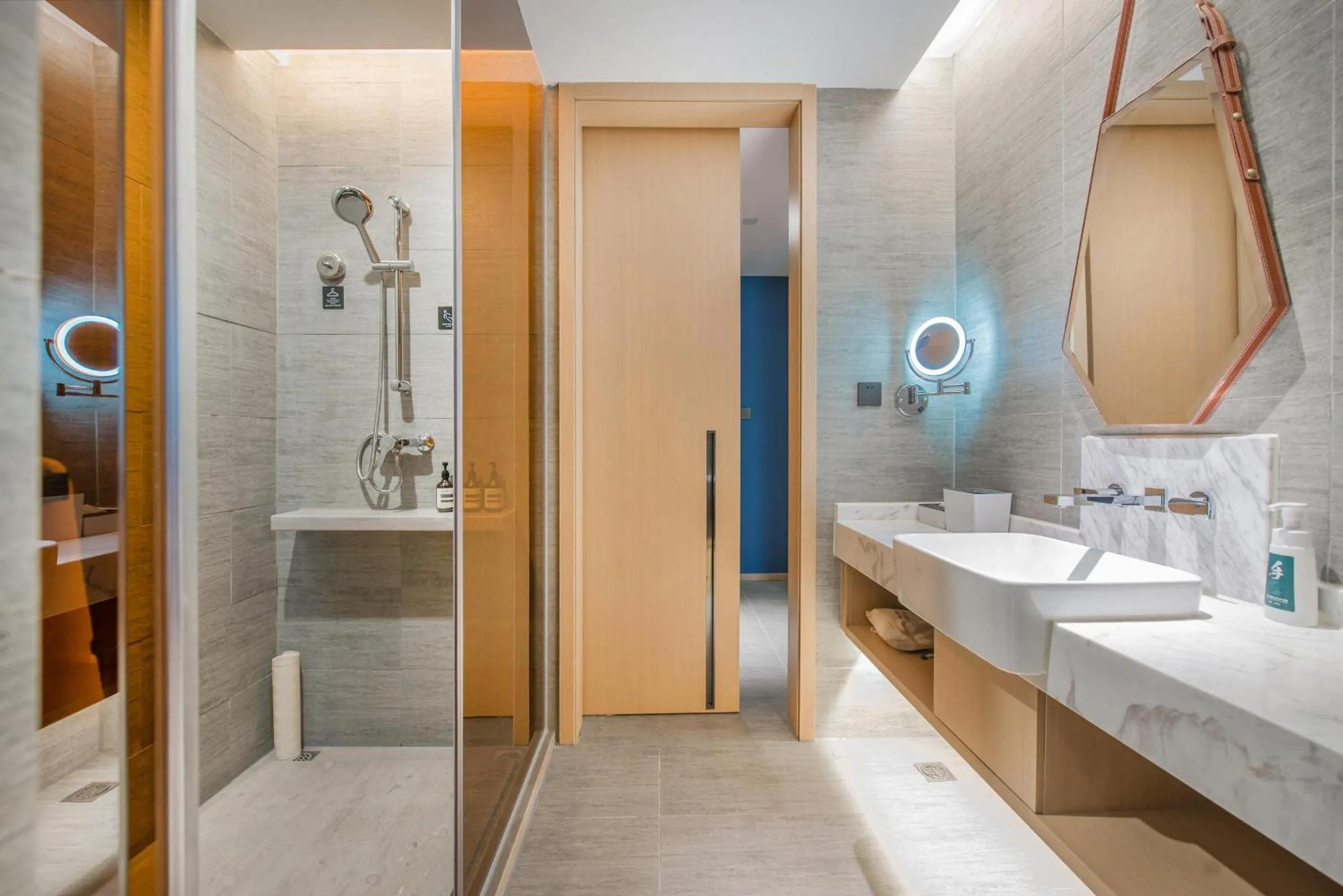 Shower in Atour Hotel Guangzhou Sanyuanli-Guangzhou Baiyun Railway-Fiee Self-Service Laundry