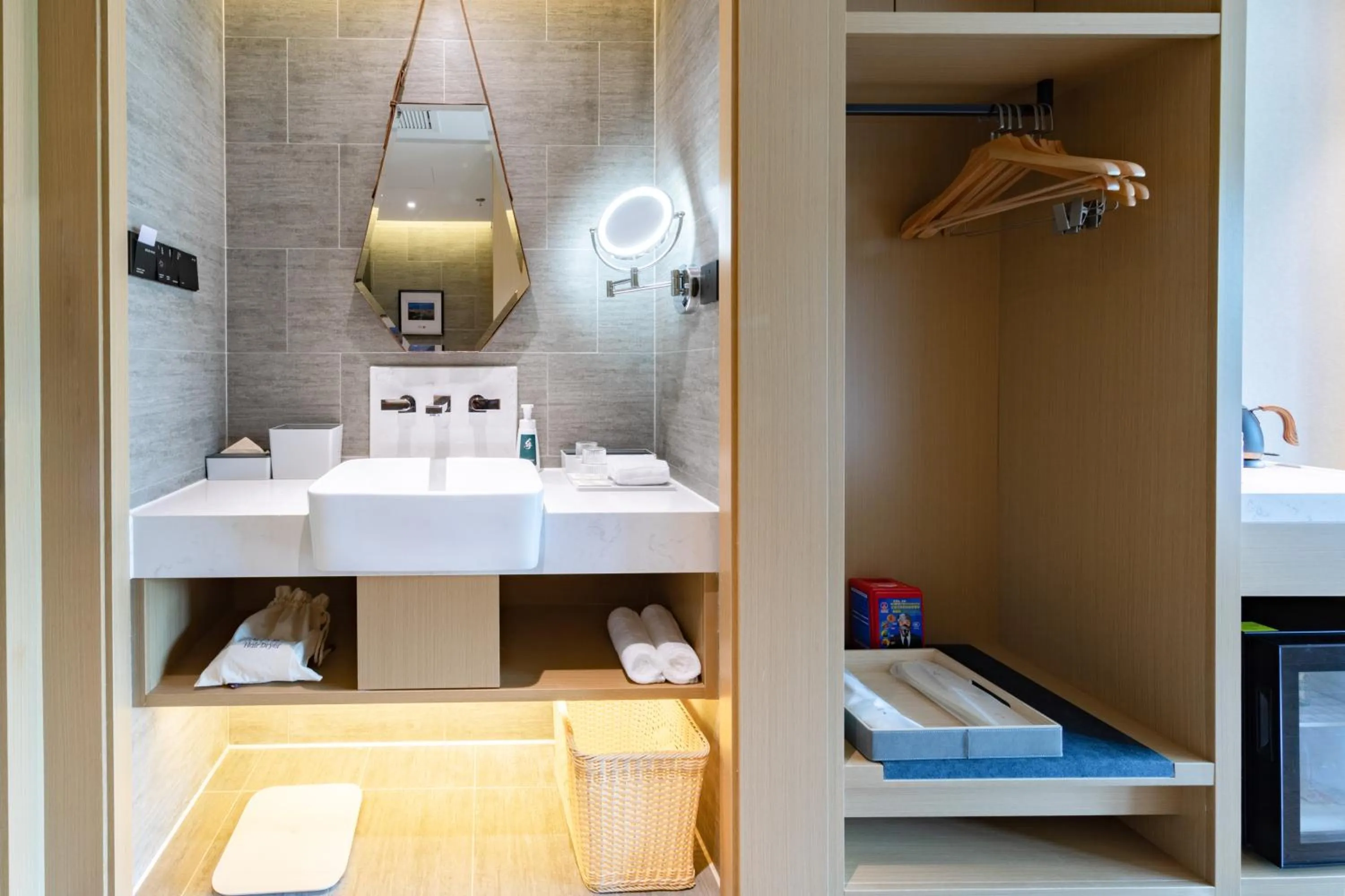 wardrobe in Atour Hotel Guangzhou Huangpu Luogang Science City