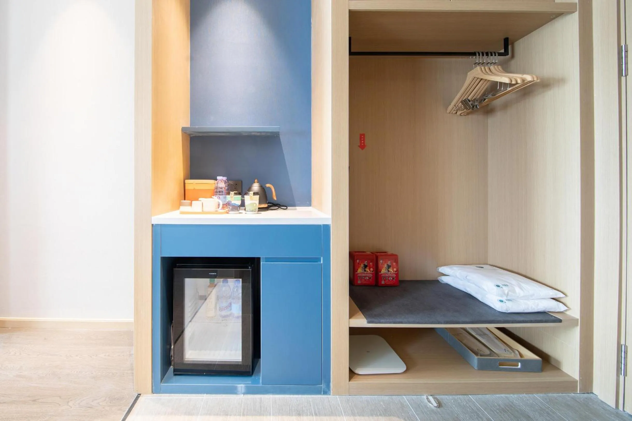 wardrobe in Atour Hotel Guangzhou South High-speed Railway Station