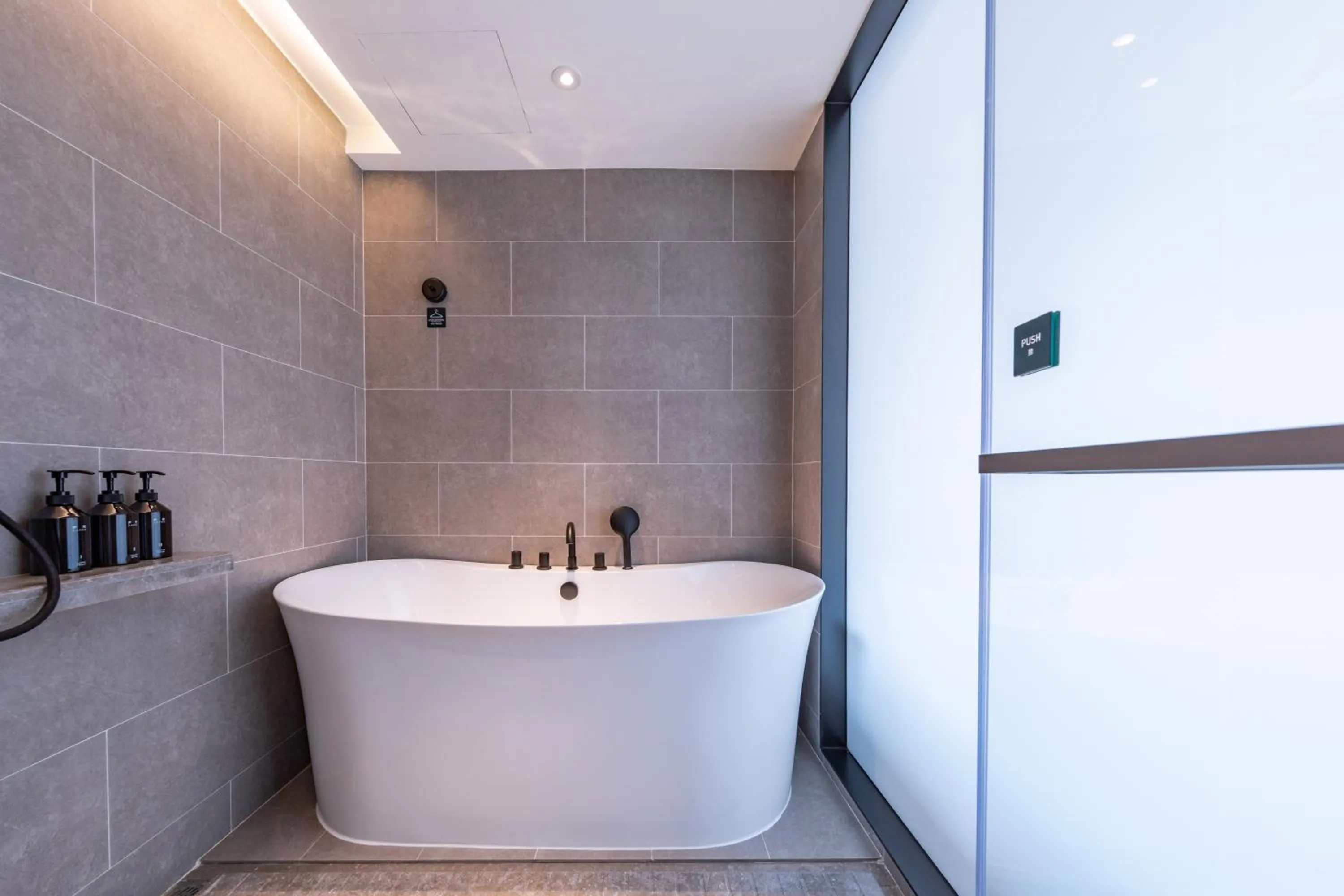 Photo of the whole room in Atour Hotel Guangzhou Zhujiang New Town Taikoo Hui