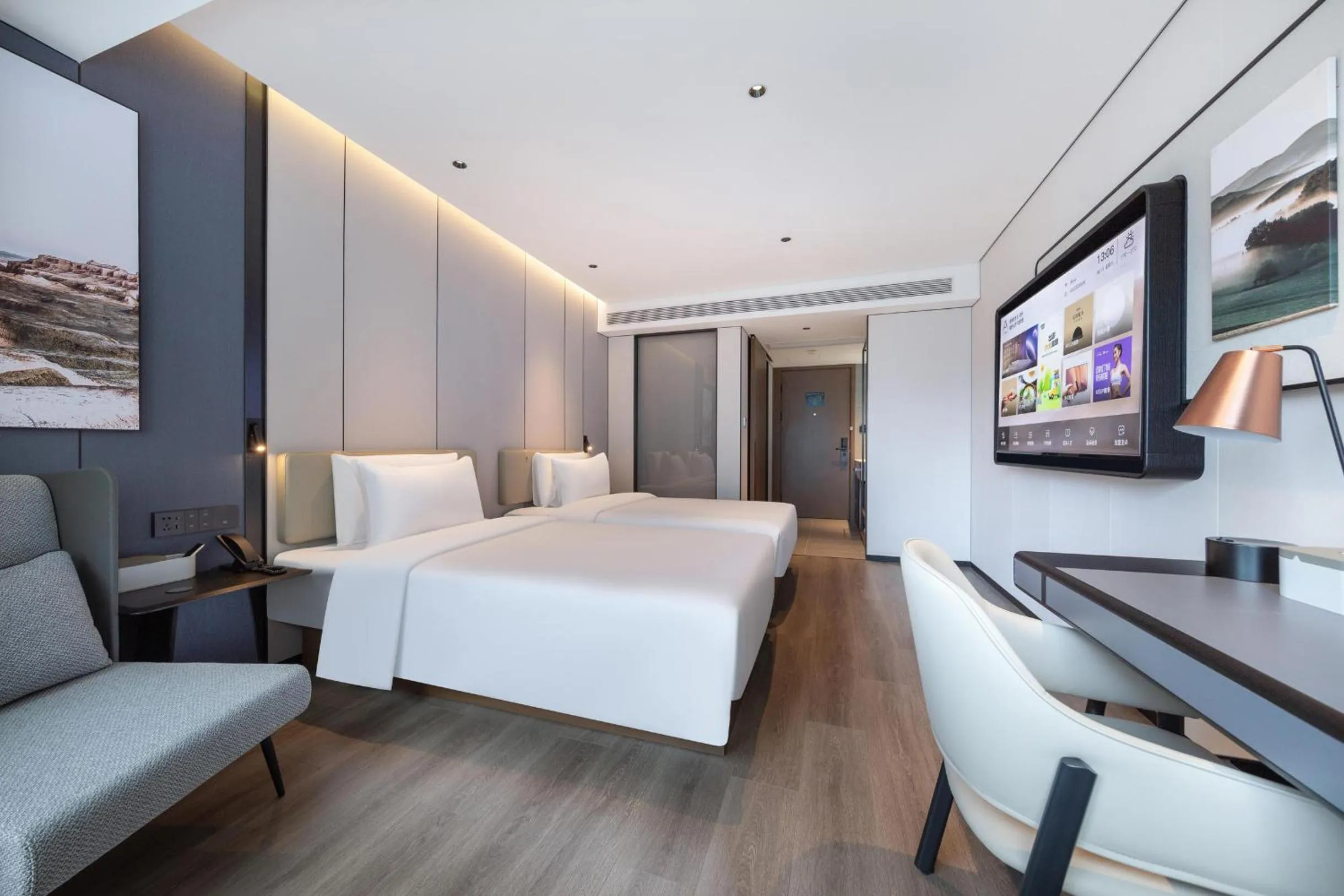 Photo of the whole room, Bed in Atour Hotel Guangzhou Zhujiang New Town Taikoo Hui