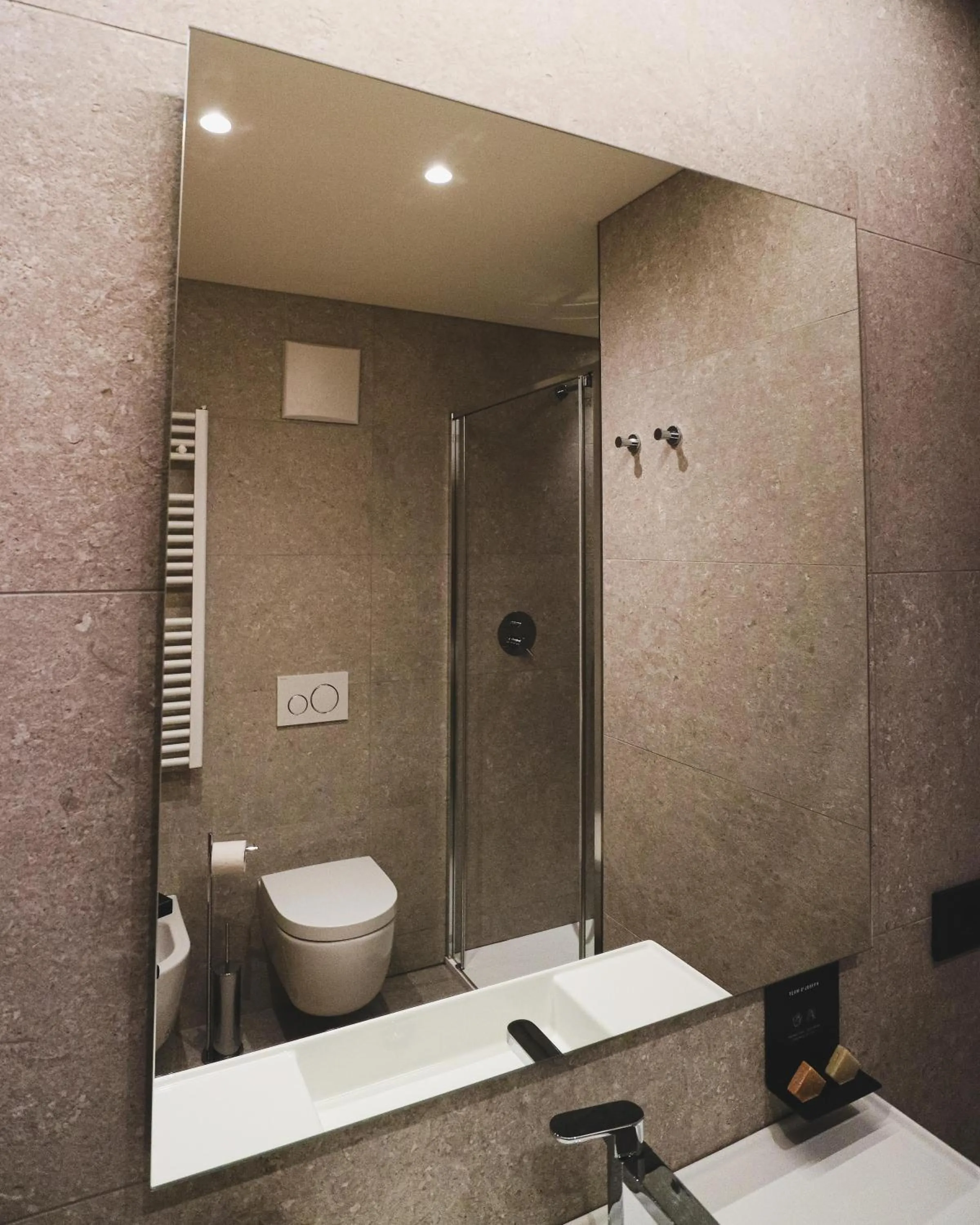 Shower in Naturae Lodge Wellness & Spa