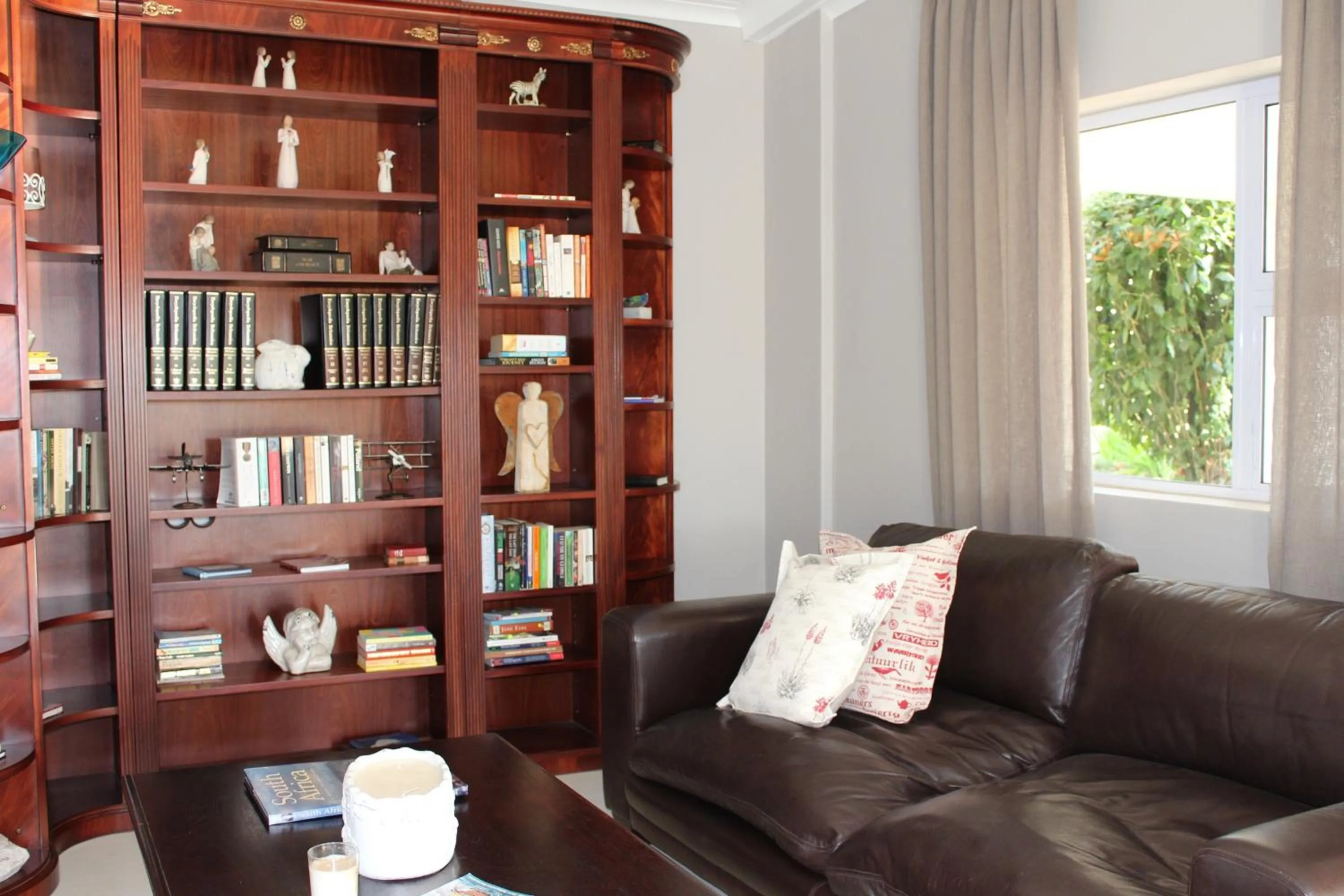 Communal lounge/ TV room in Nuwerus Lodge Paarl