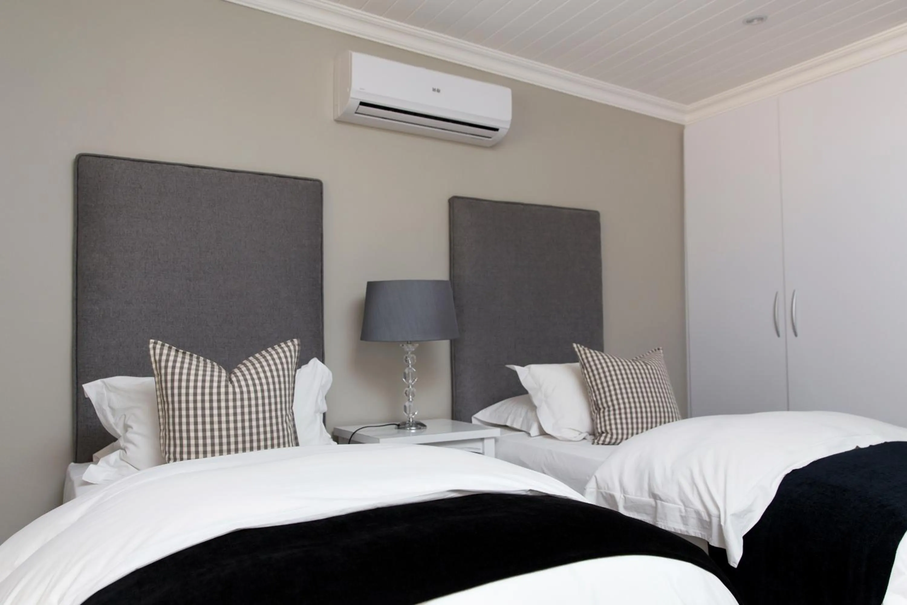 Bed in Nuwerus Lodge Paarl