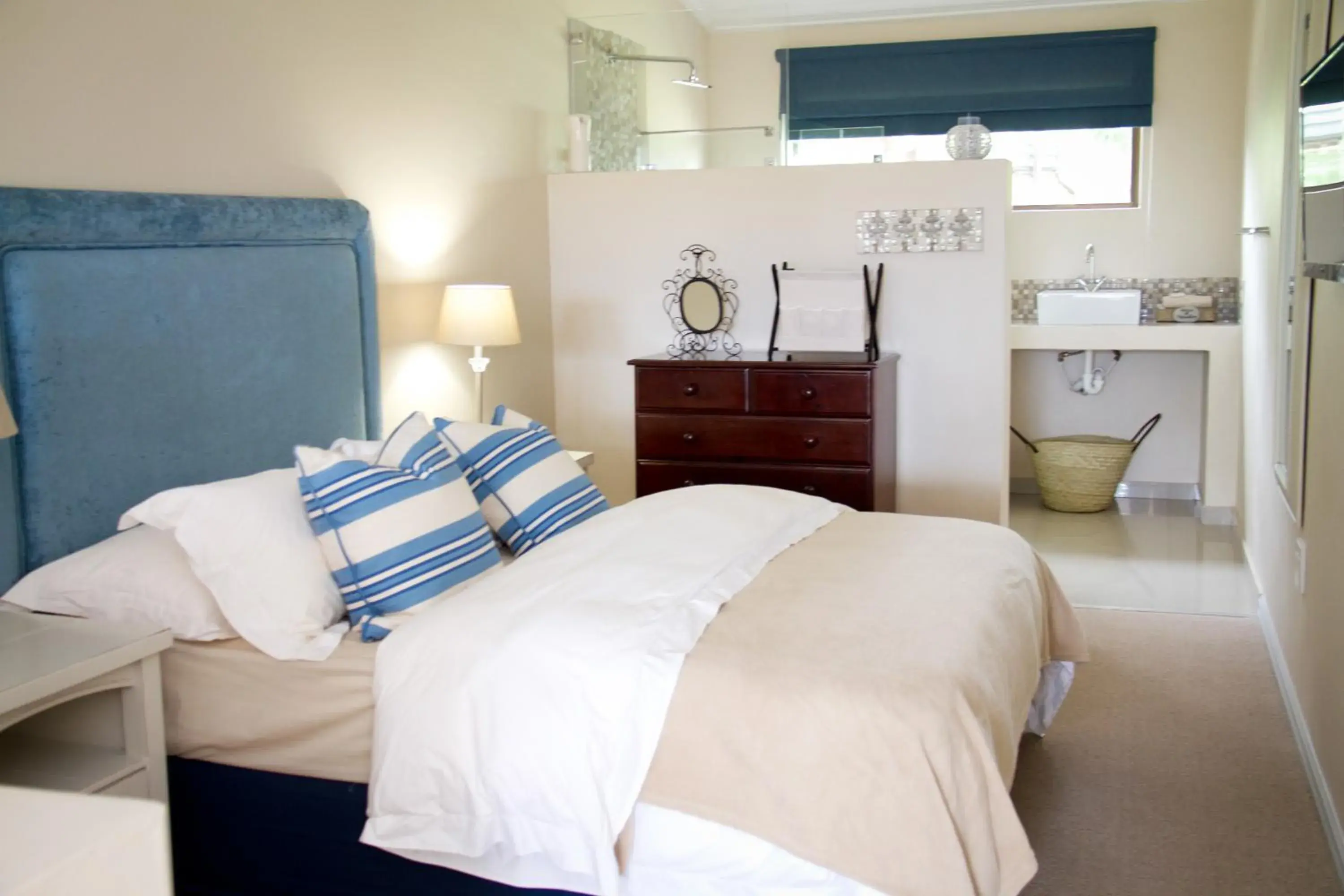 Double Room with Private Bathroom - single occupancy in Nuwerus Lodge Paarl Double Room with Private Bathroom - single occupancy in Nuwerus Lodge Paarl