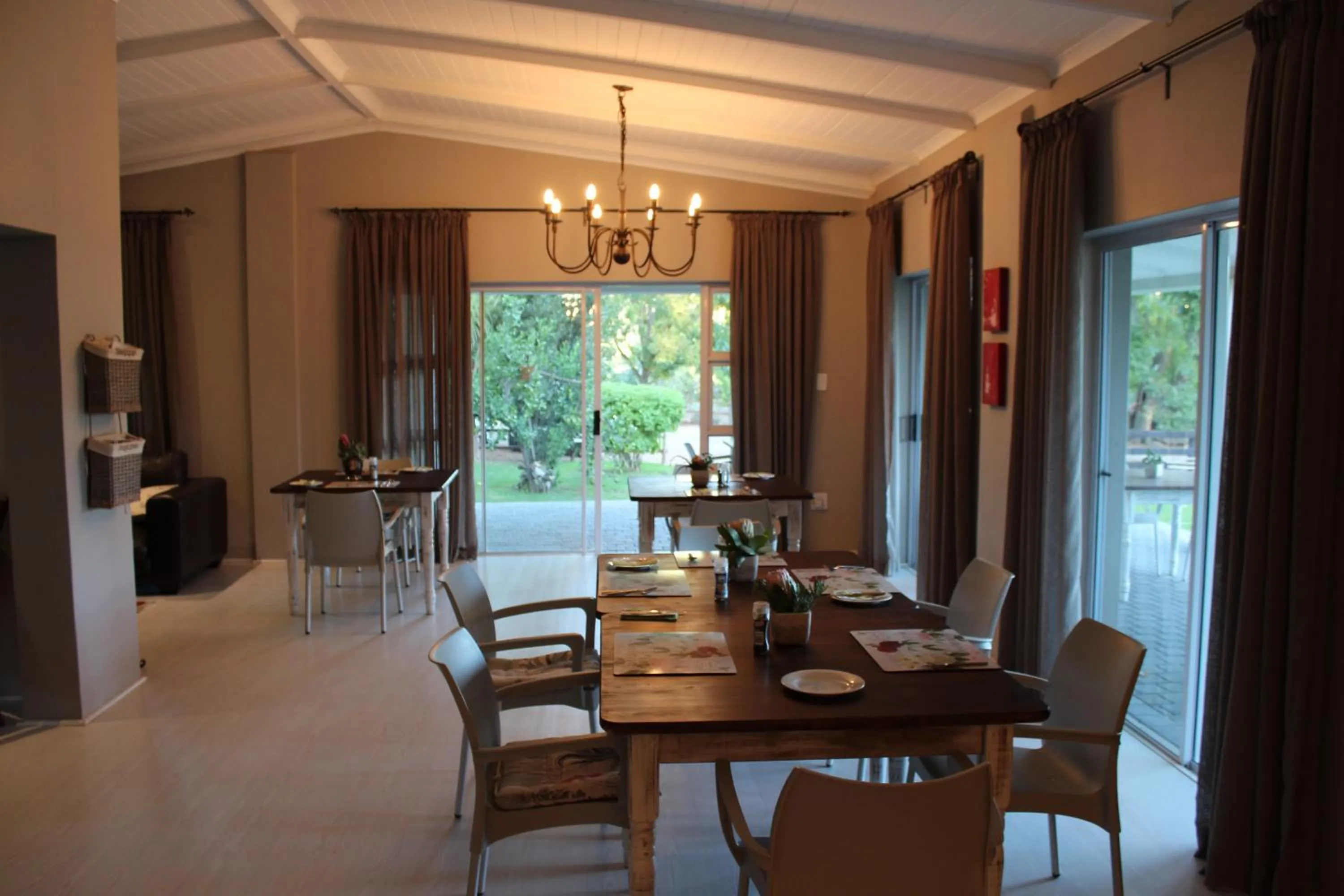 Restaurant/places to eat in Nuwerus Lodge Paarl