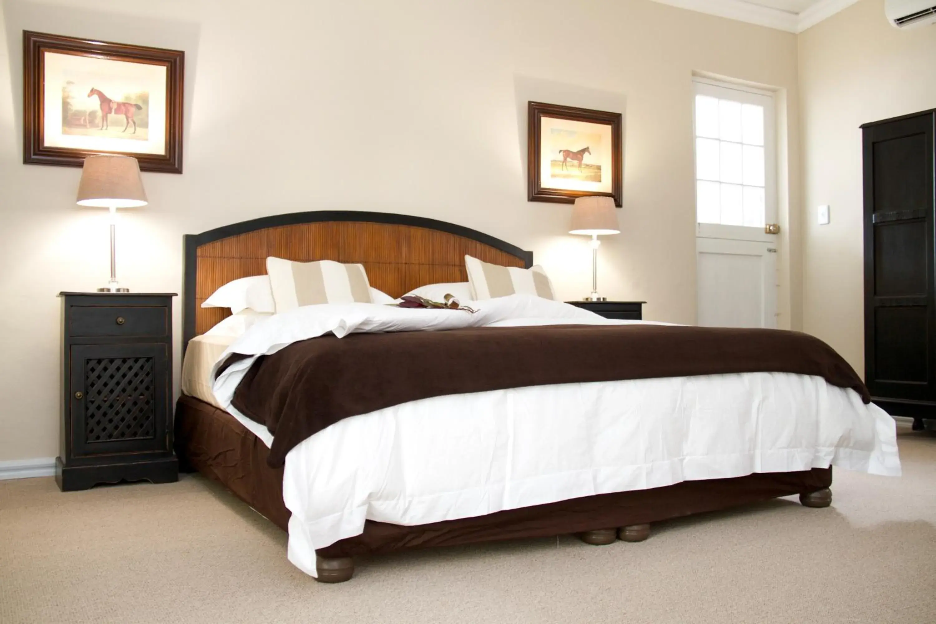 Deluxe King Room - single occupancy in Nuwerus Lodge Paarl Deluxe King Room - single occupancy in Nuwerus Lodge Paarl