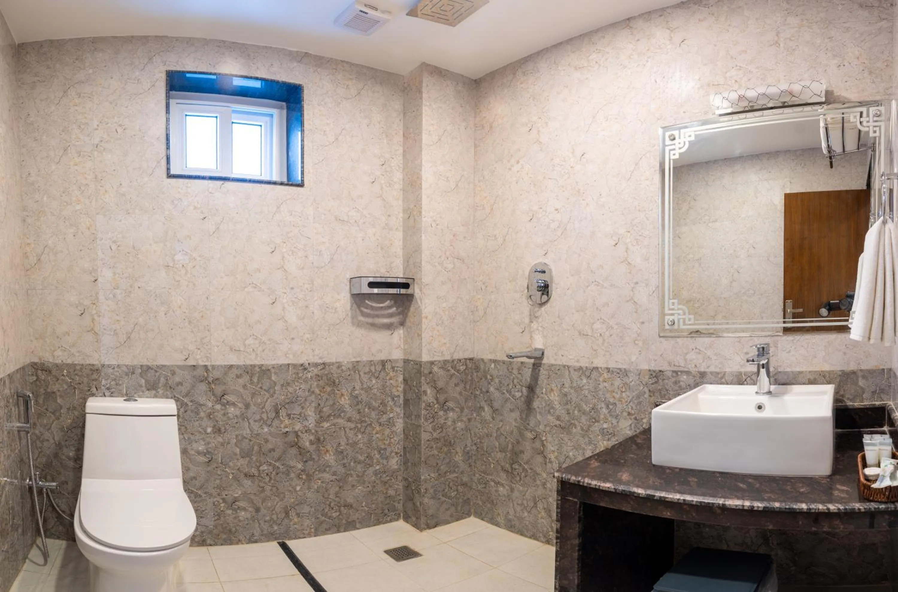 Bathroom in Pokhara Alpine and Springs