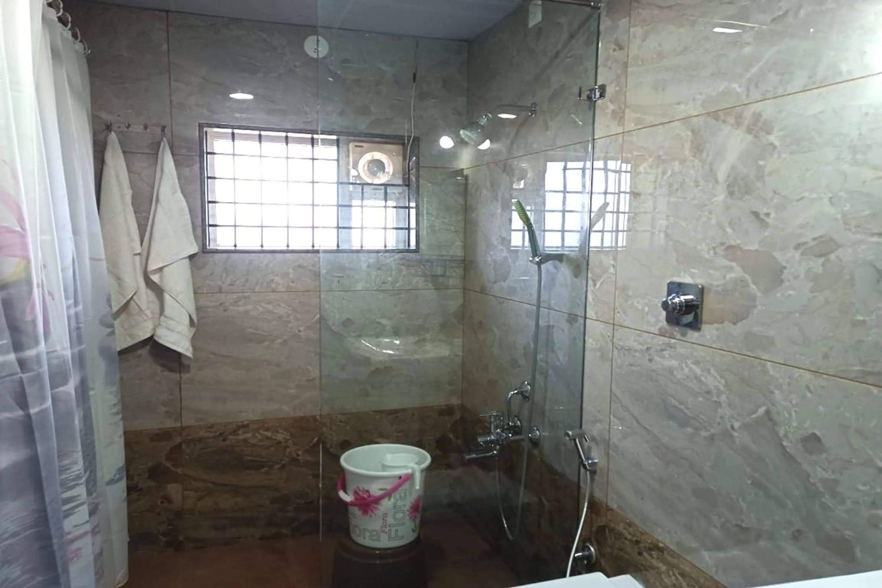 Shower in Dundi Mango Mist Resort