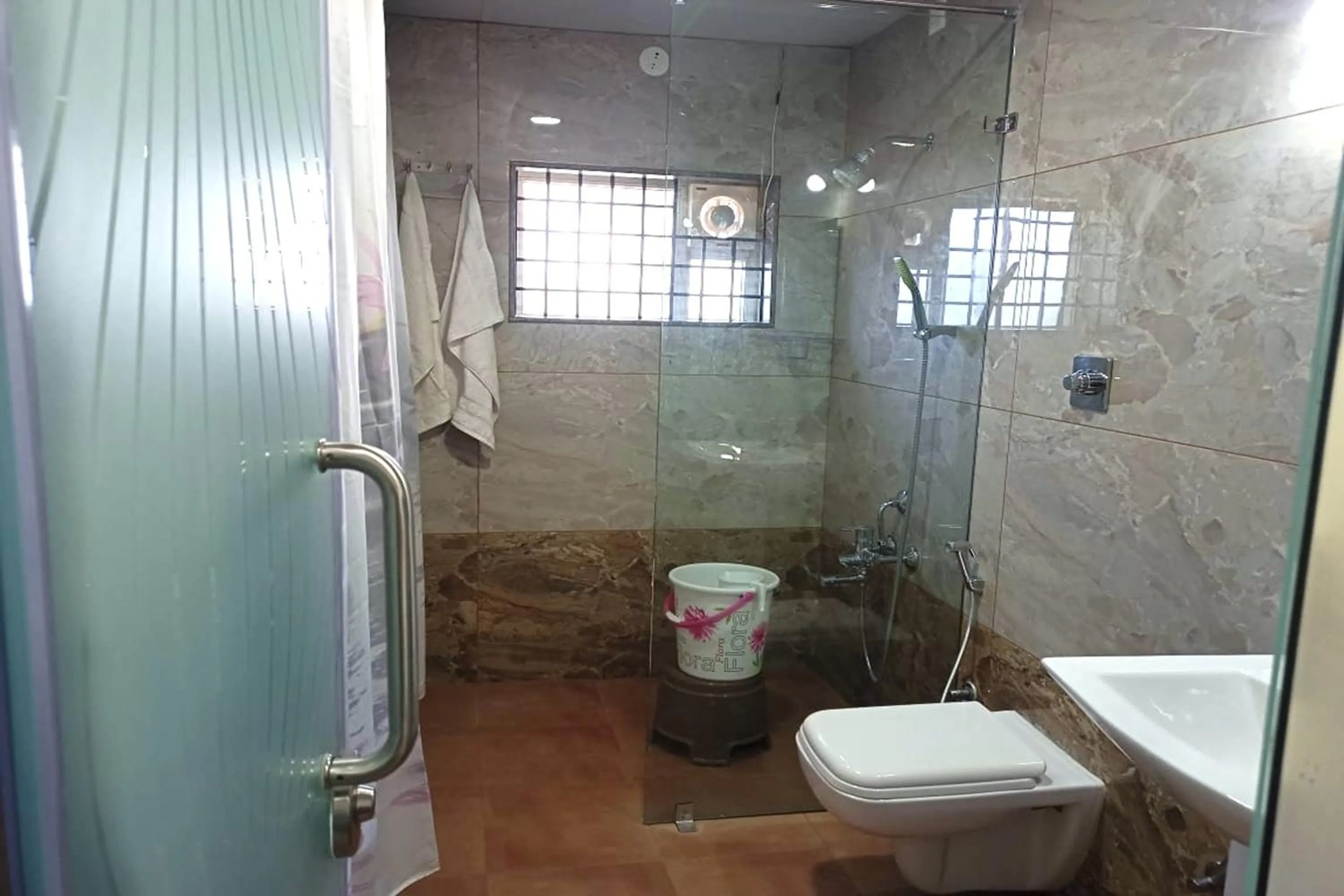 Bathroom in Dundi Mango Mist Resort