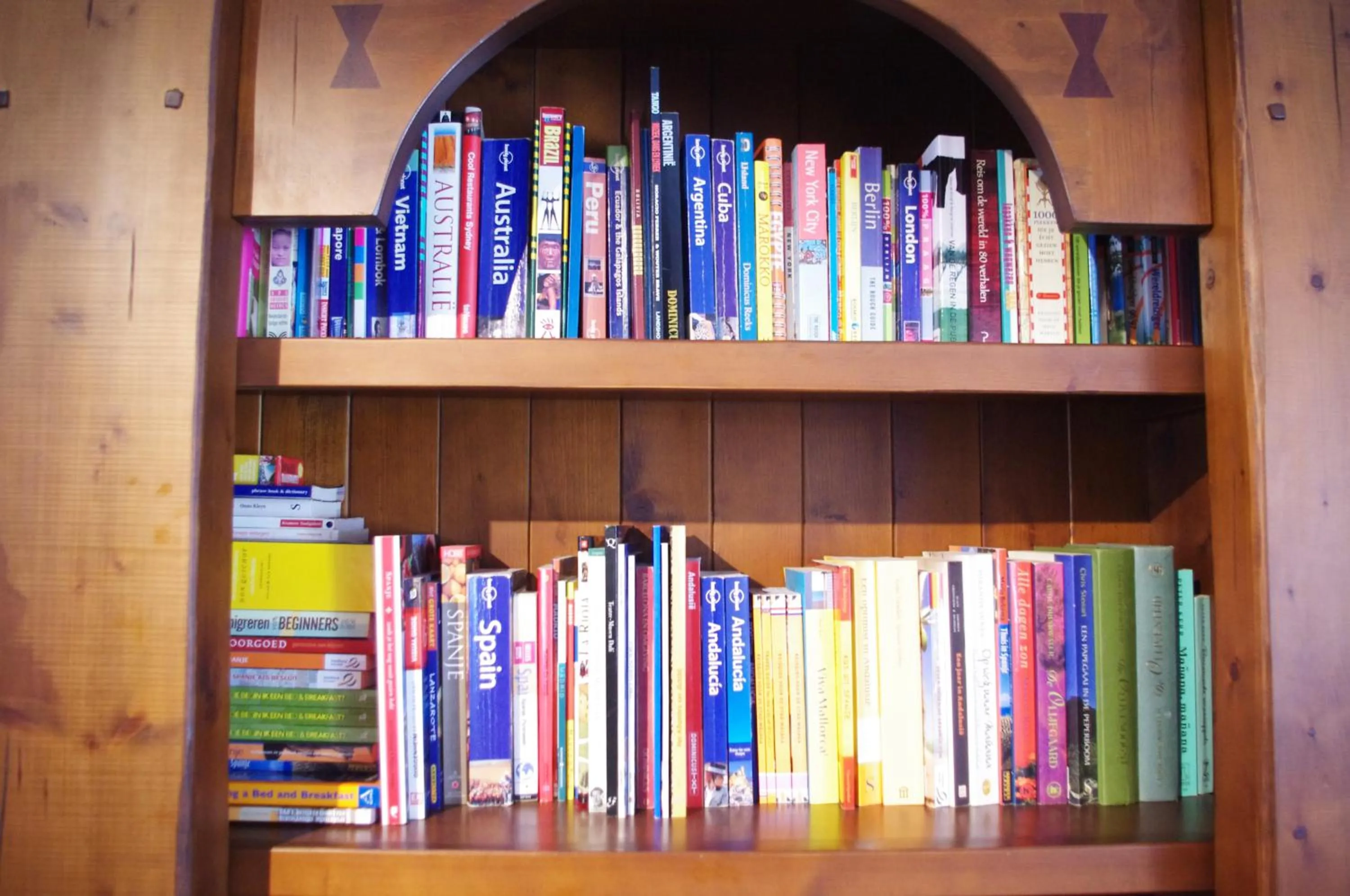 Library in Villa Conmigo Bed & Breakfast