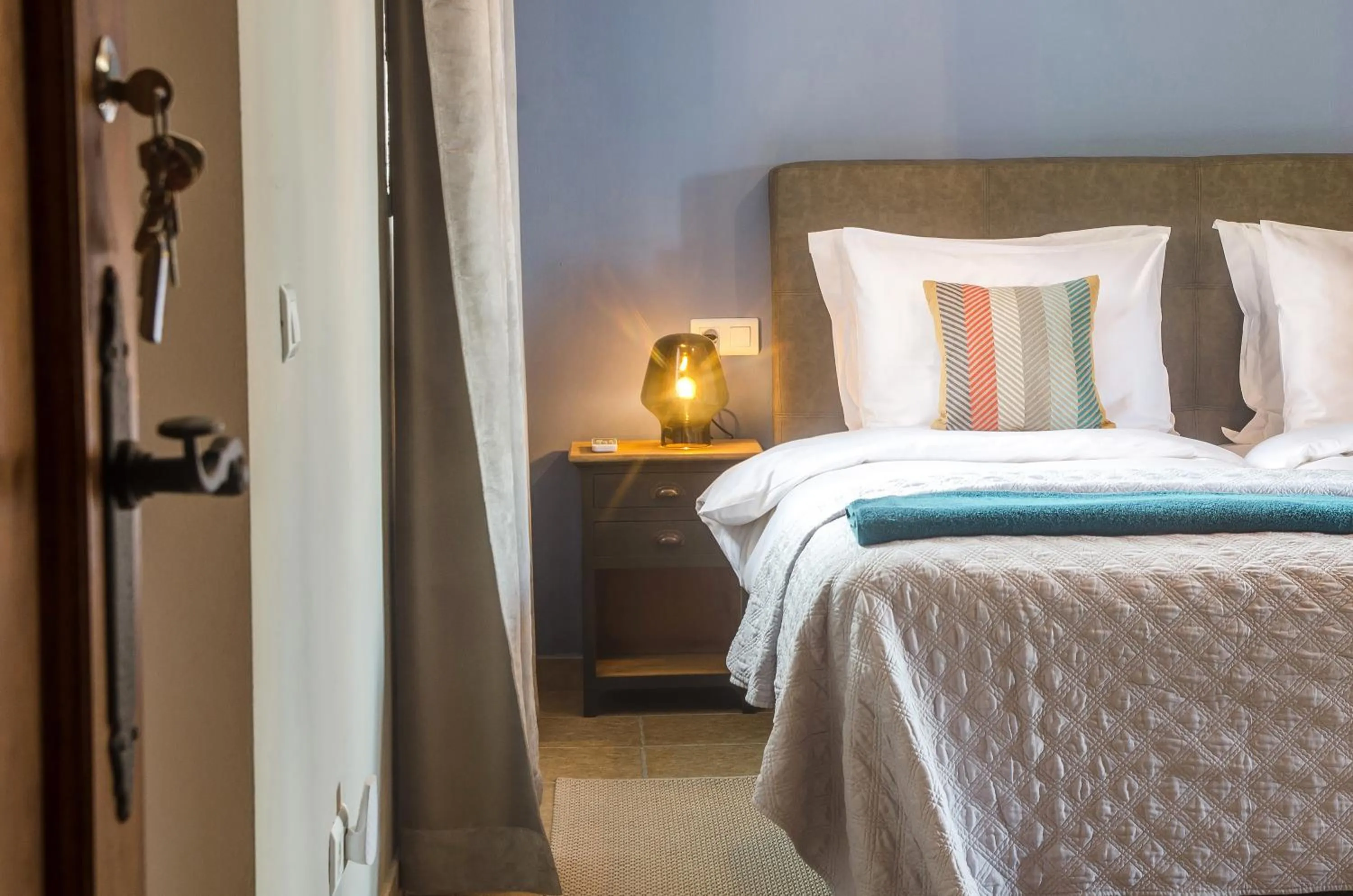 Shower, Bed in Villa Conmigo Bed & Breakfast