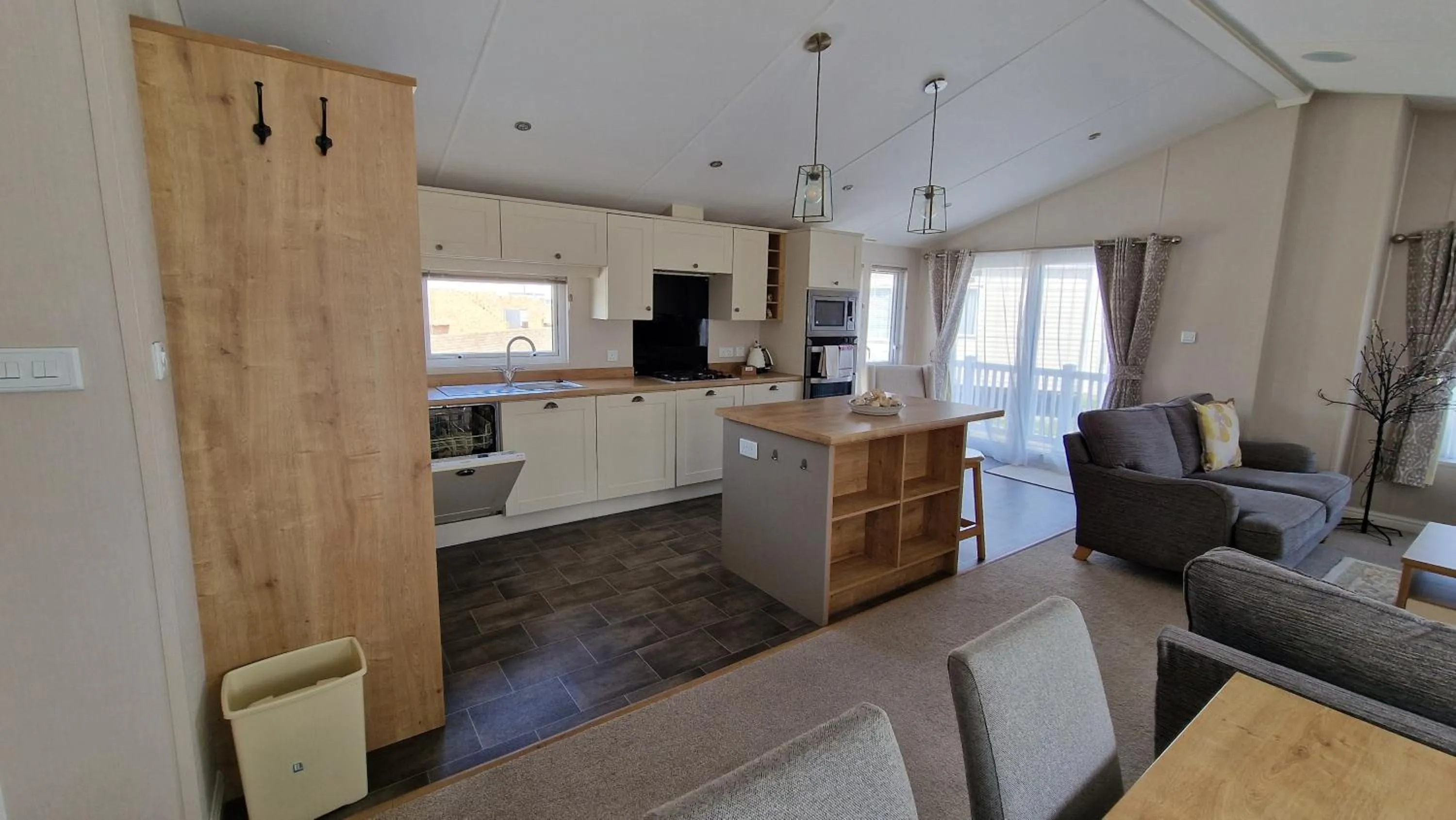 Kitchen or kitchenette in Beach Lodge - 5 minute walk to the sandy beach