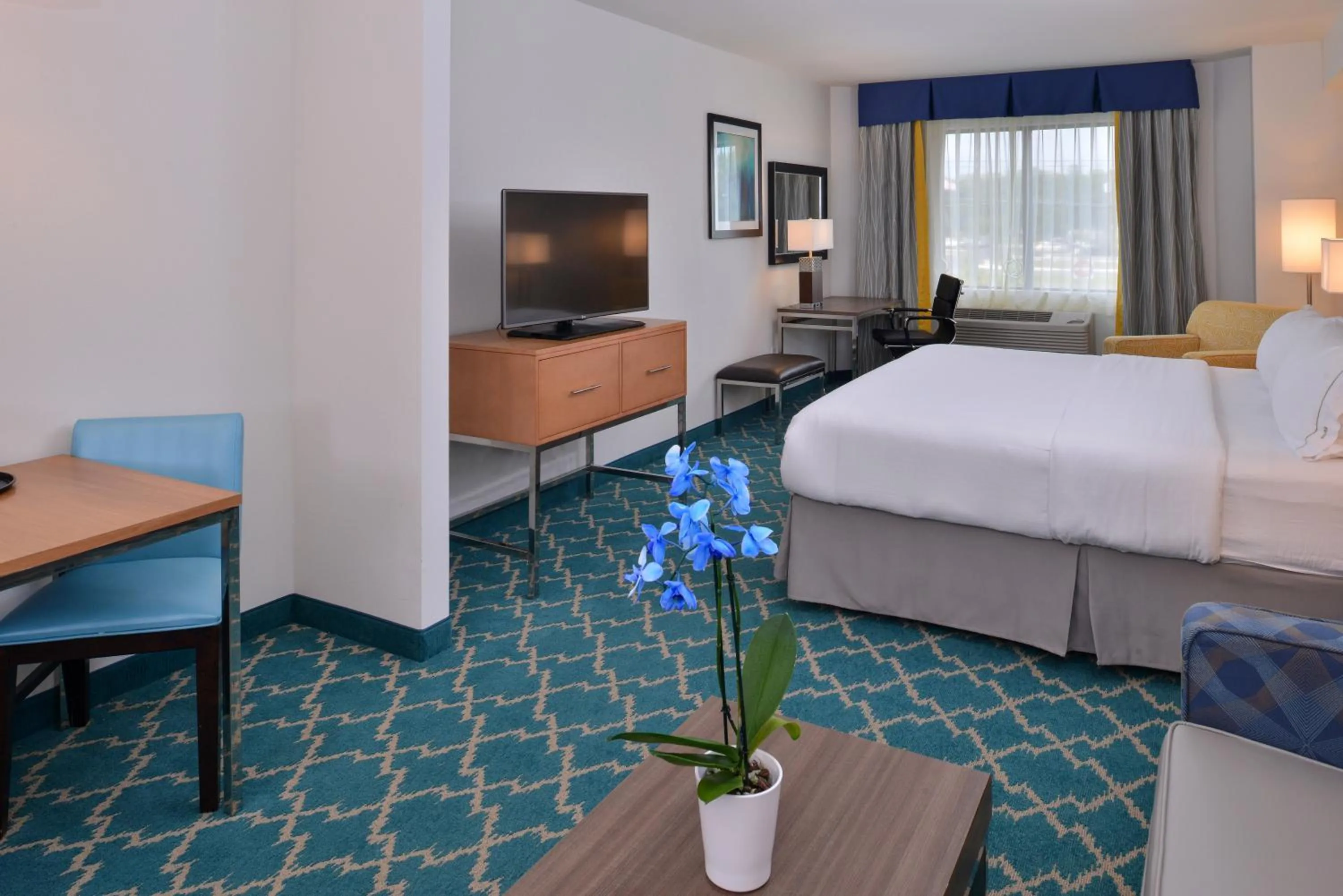 Photo of the whole room, Bed in Holiday Inn Express and Suites West Ocean City by IHG