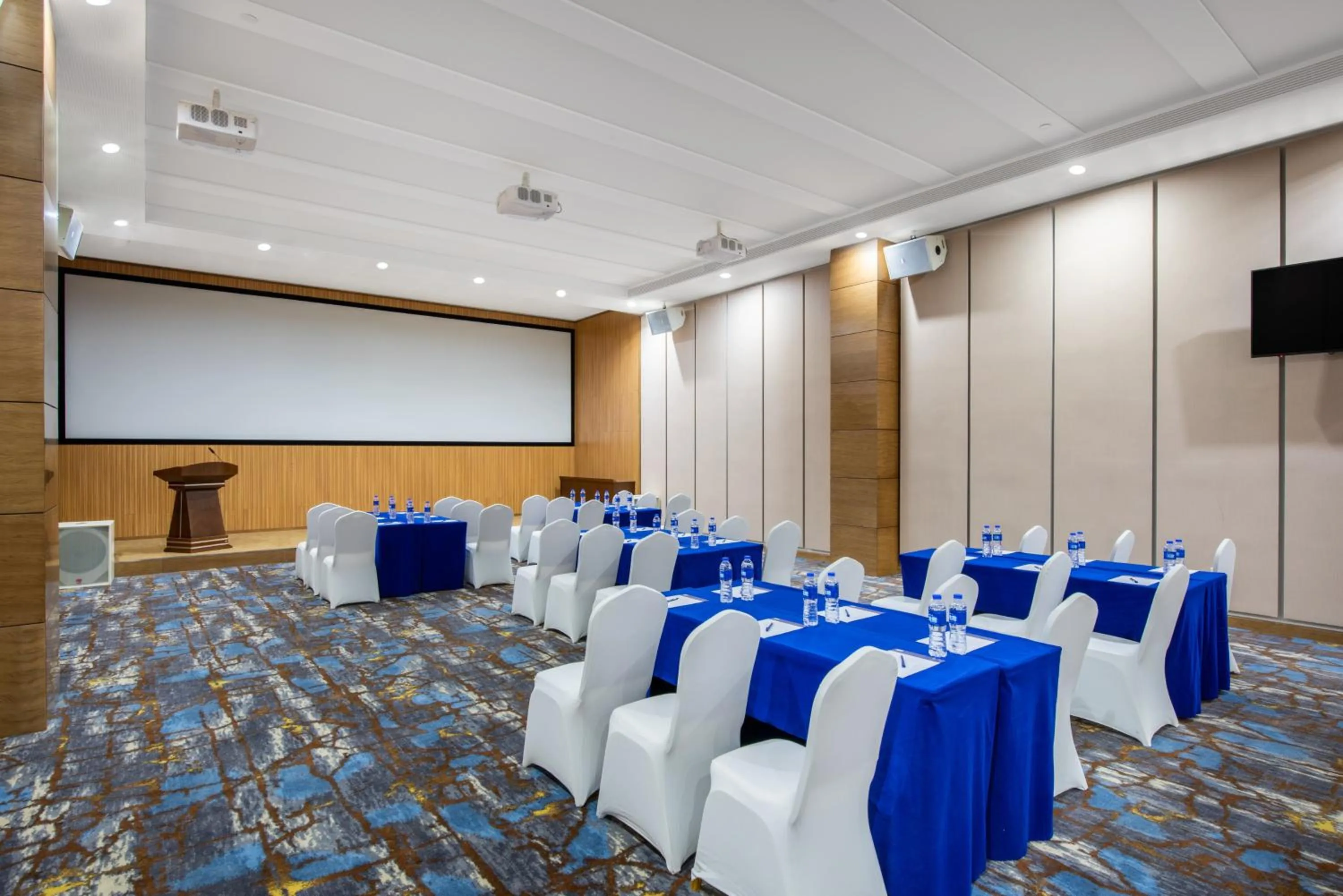 Meeting/conference room in Holiday Inn Express Ordos Dongsheng by IHG
