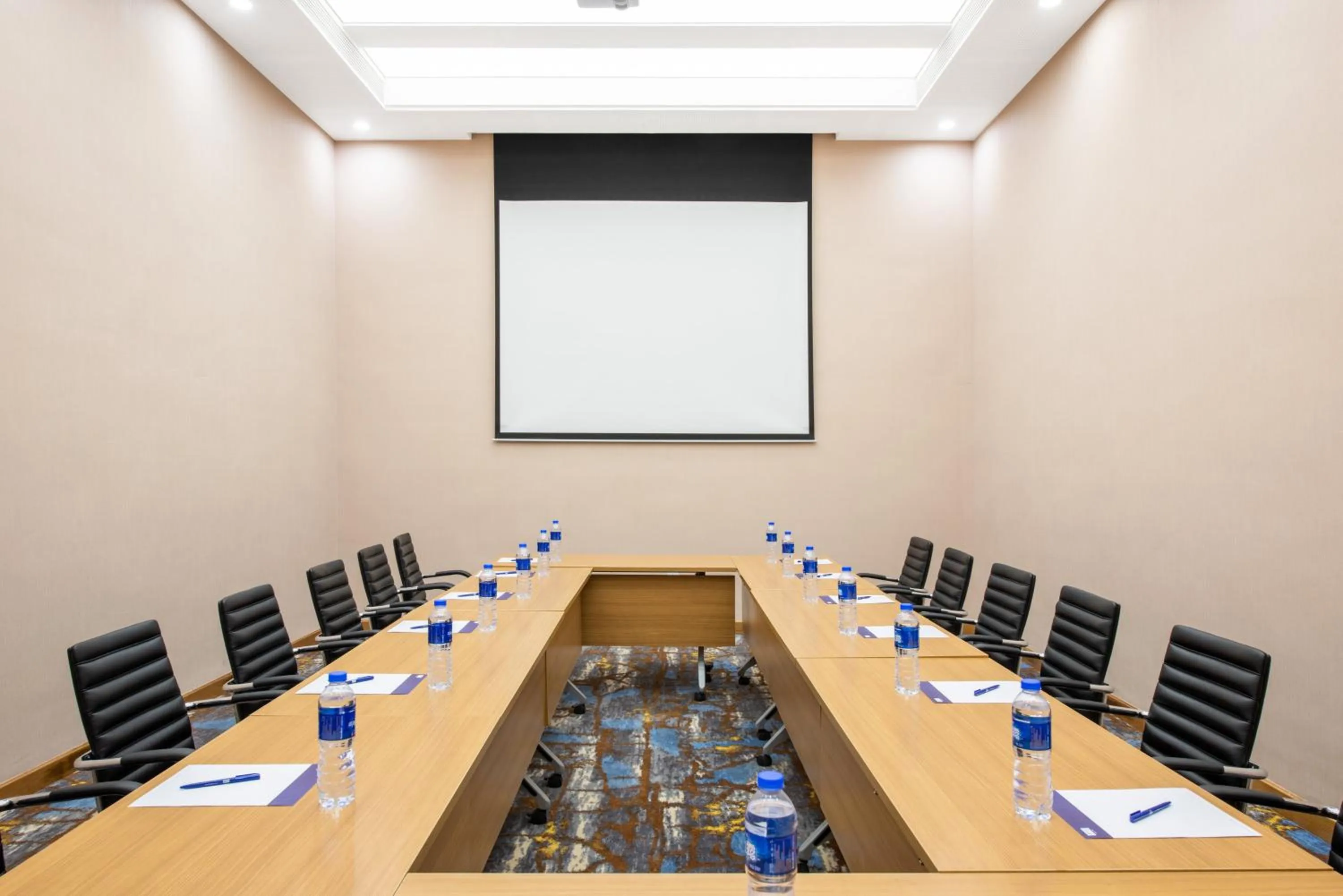 Meeting/conference room in Holiday Inn Express Ordos Dongsheng by IHG