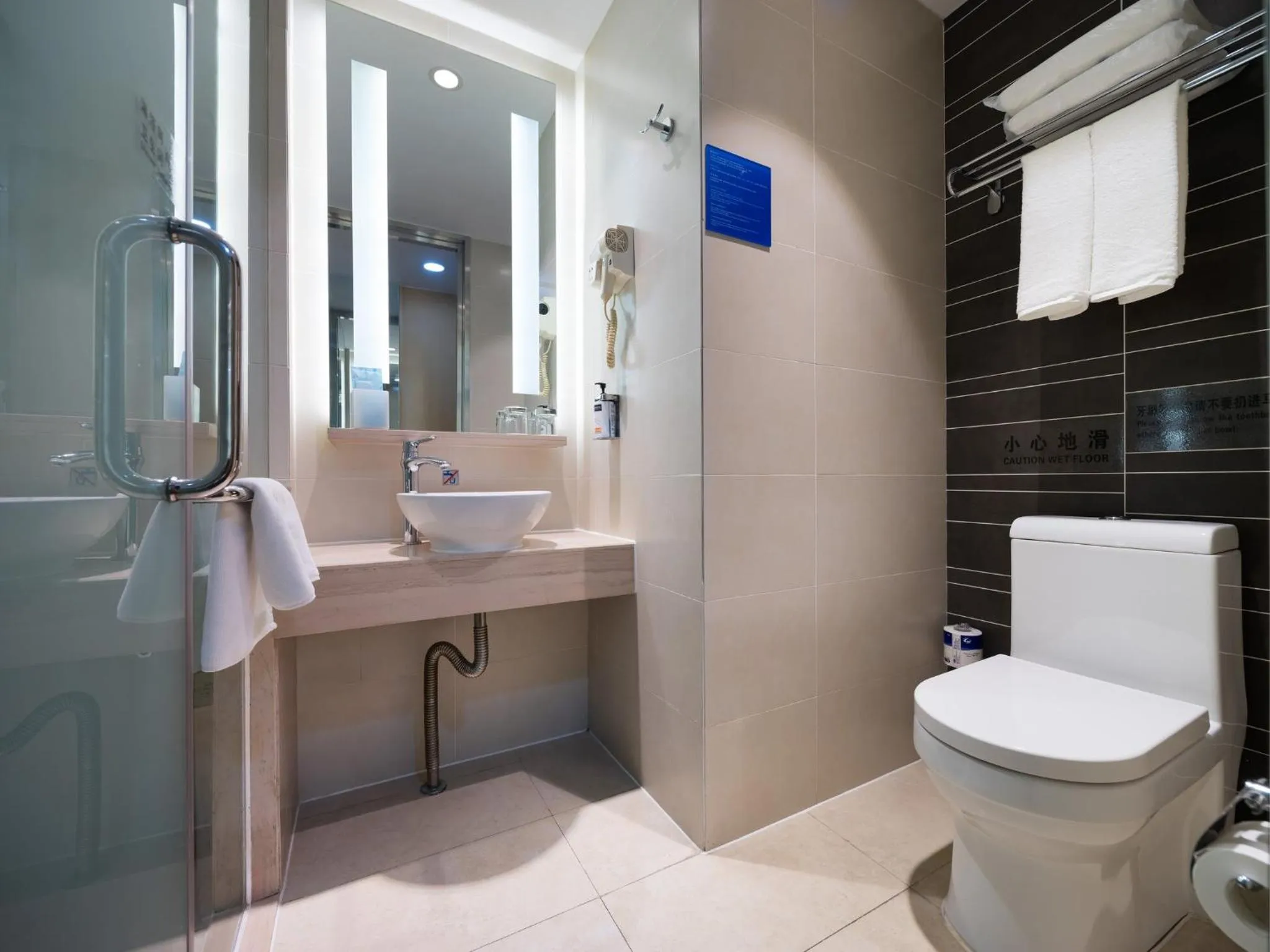 Photo of the whole room in Holiday Inn Express Zhengzhou Airport by IHG