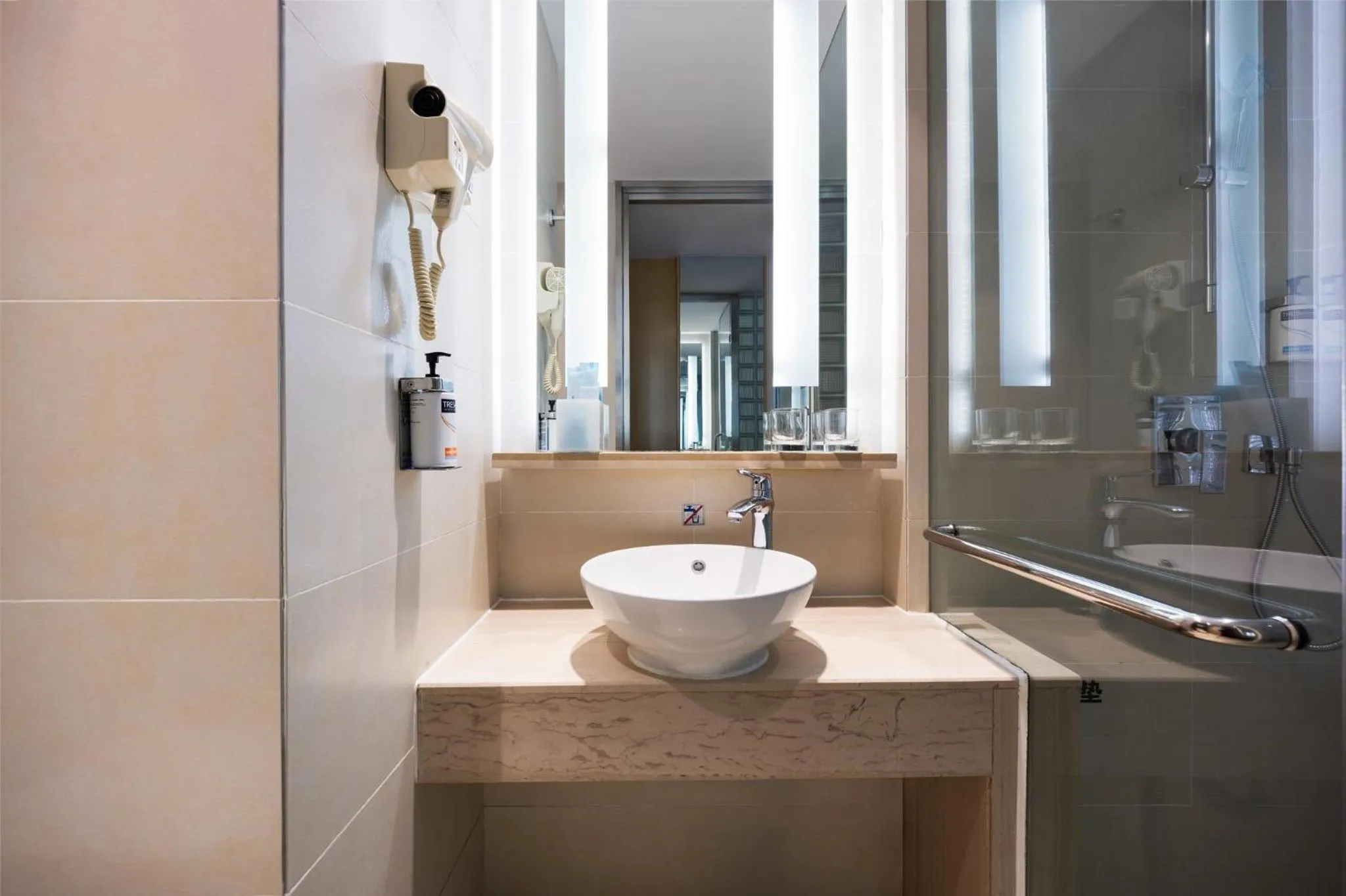 Photo of the whole room in Holiday Inn Express Zhengzhou Airport by IHG