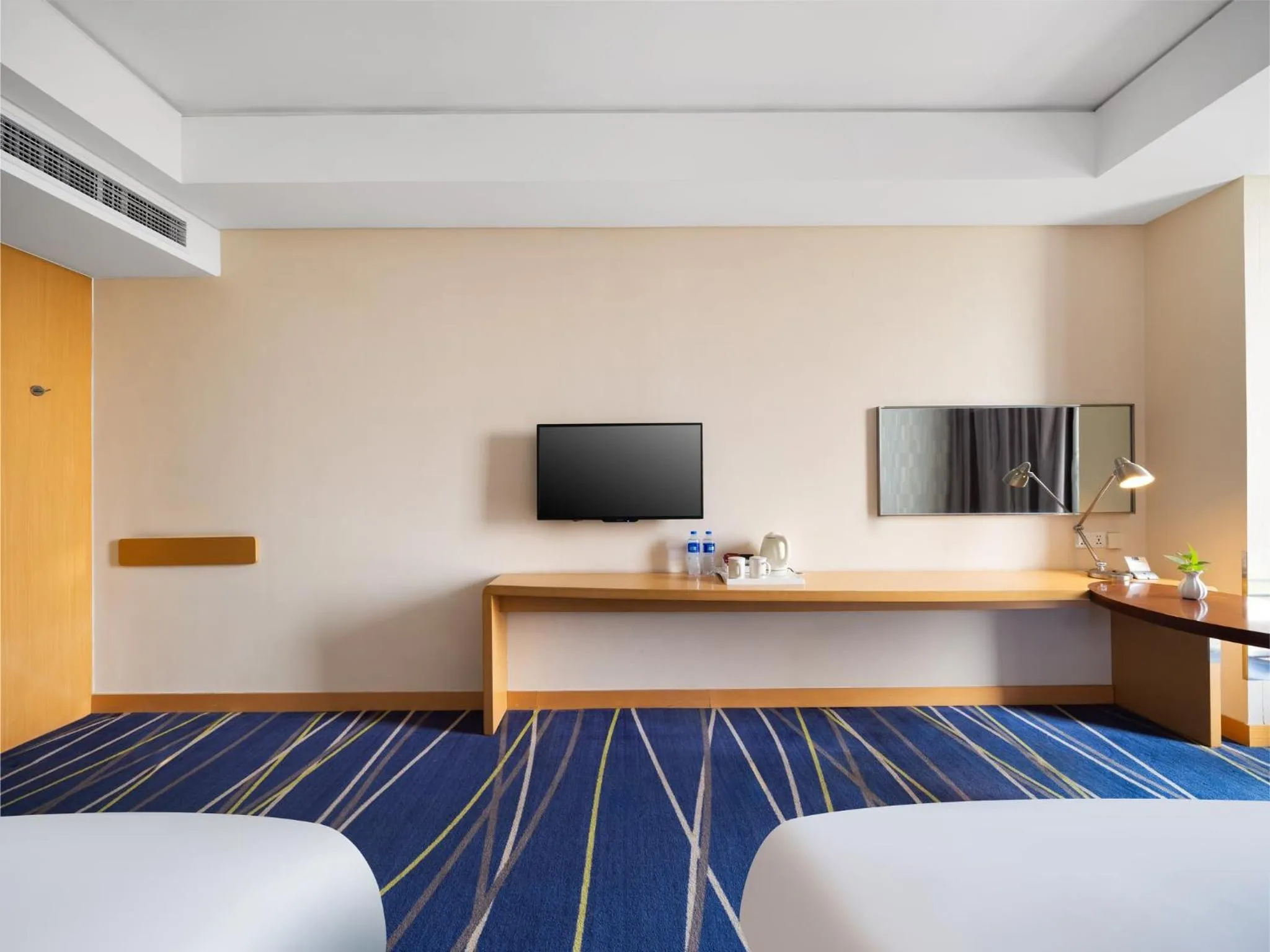 Photo of the whole room, Bed in Holiday Inn Express Zhengzhou Airport by IHG