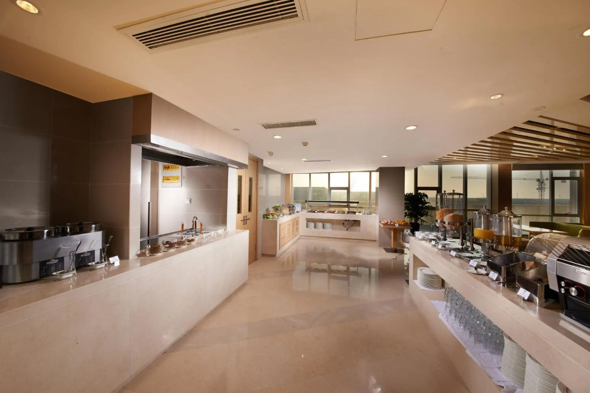 Restaurant/places to eat in Holiday Inn Express Zhengzhou Airport by IHG