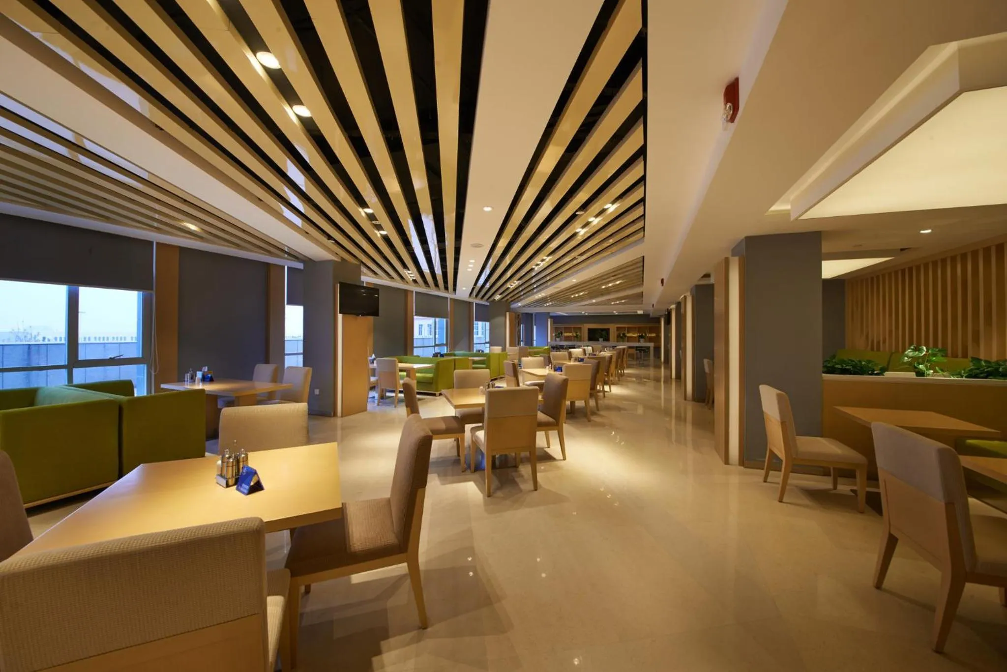 Restaurant/places to eat in Holiday Inn Express Zhengzhou Airport by IHG