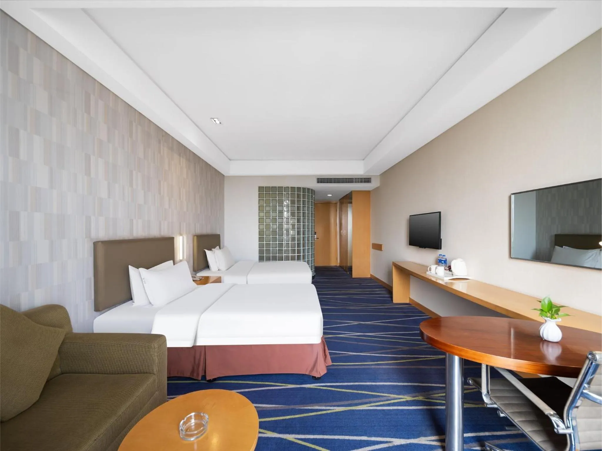 Photo of the whole room, Bed in Holiday Inn Express Zhengzhou Airport by IHG