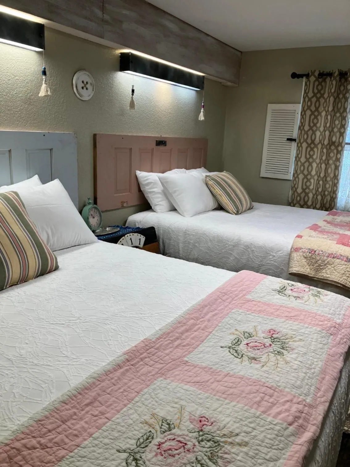 Bed in Prairie Rose Inn