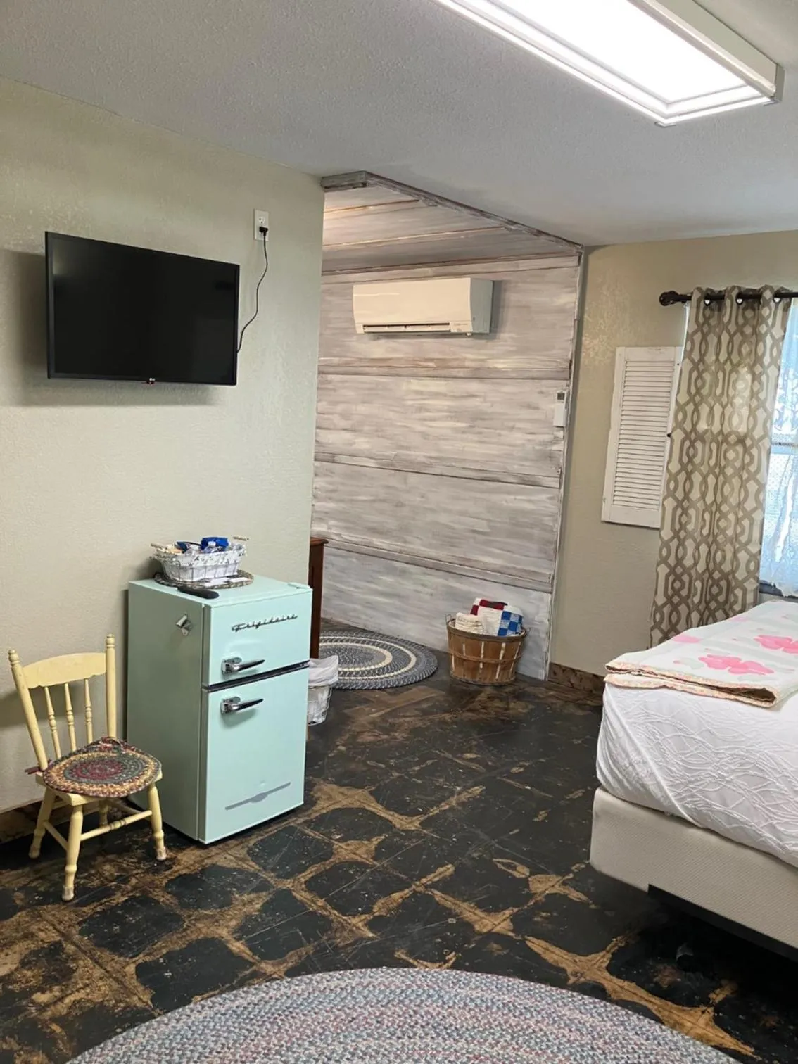 Bed in Prairie Rose Inn