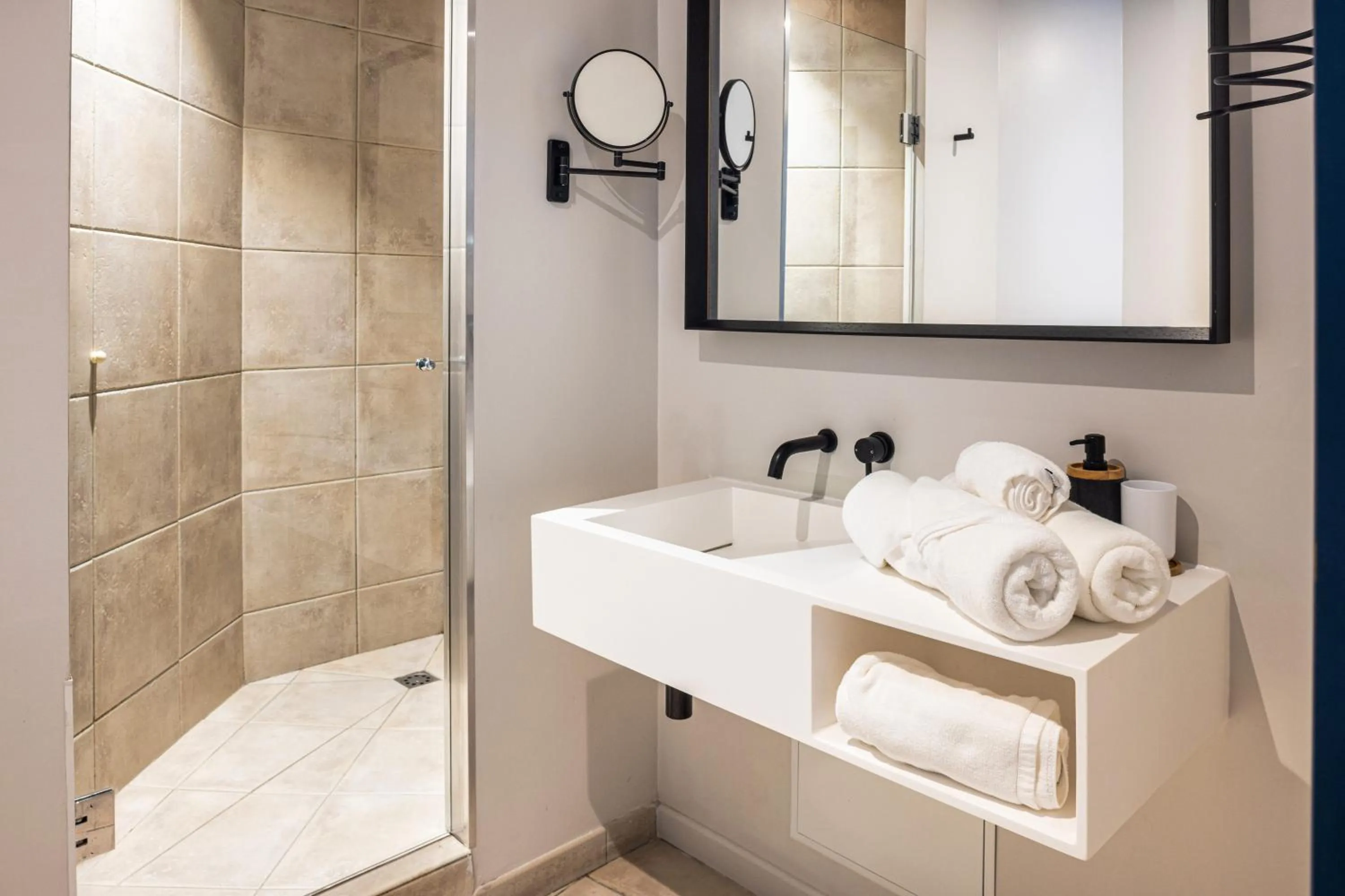 Shower in OVYO Hôtel