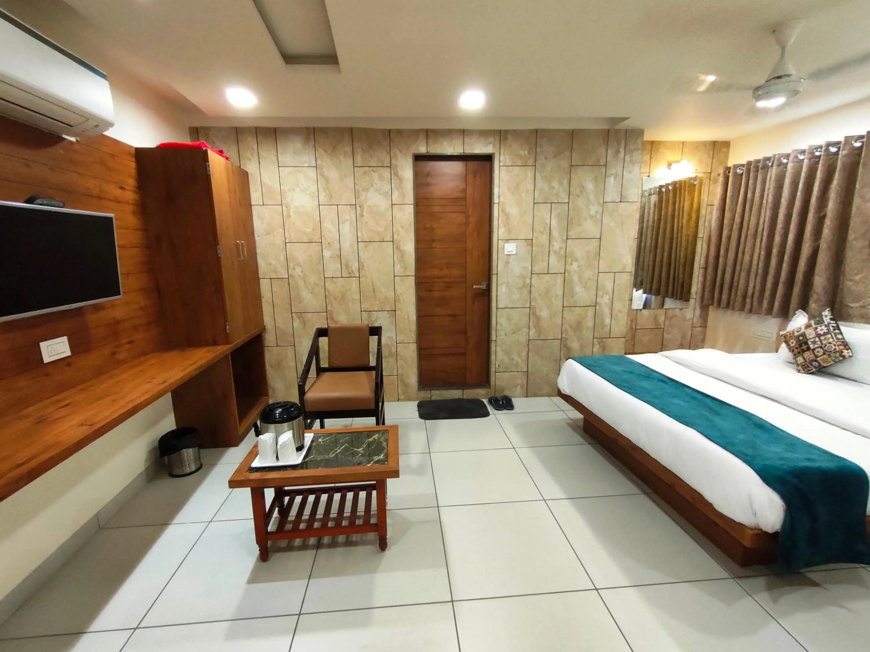 Communal lounge/ TV room, Bed in Hotel Kinara