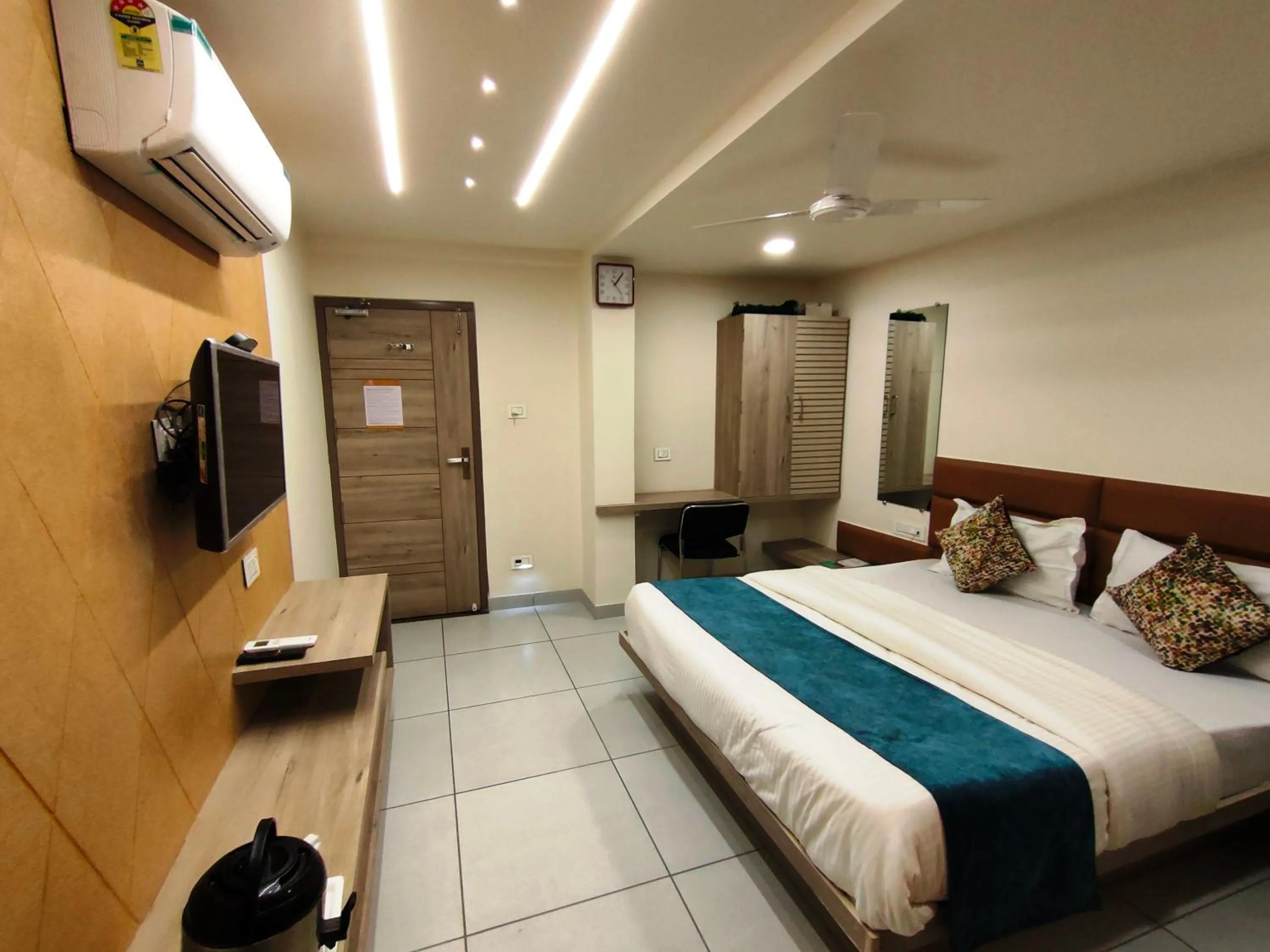 Photo of the whole room, Bed in Hotel Kinara