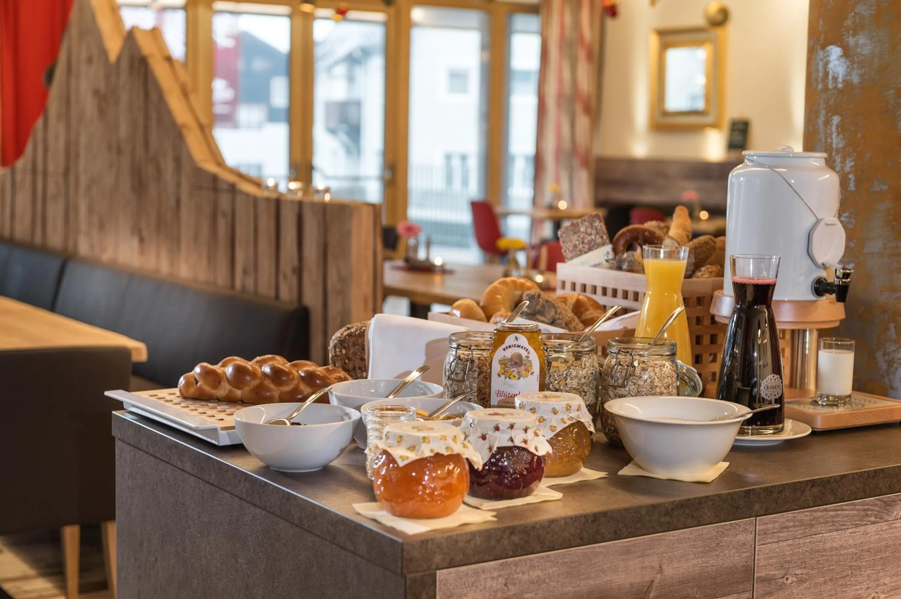 Breakfast in AlpenParks Hotel & Apartment Central Zell am See