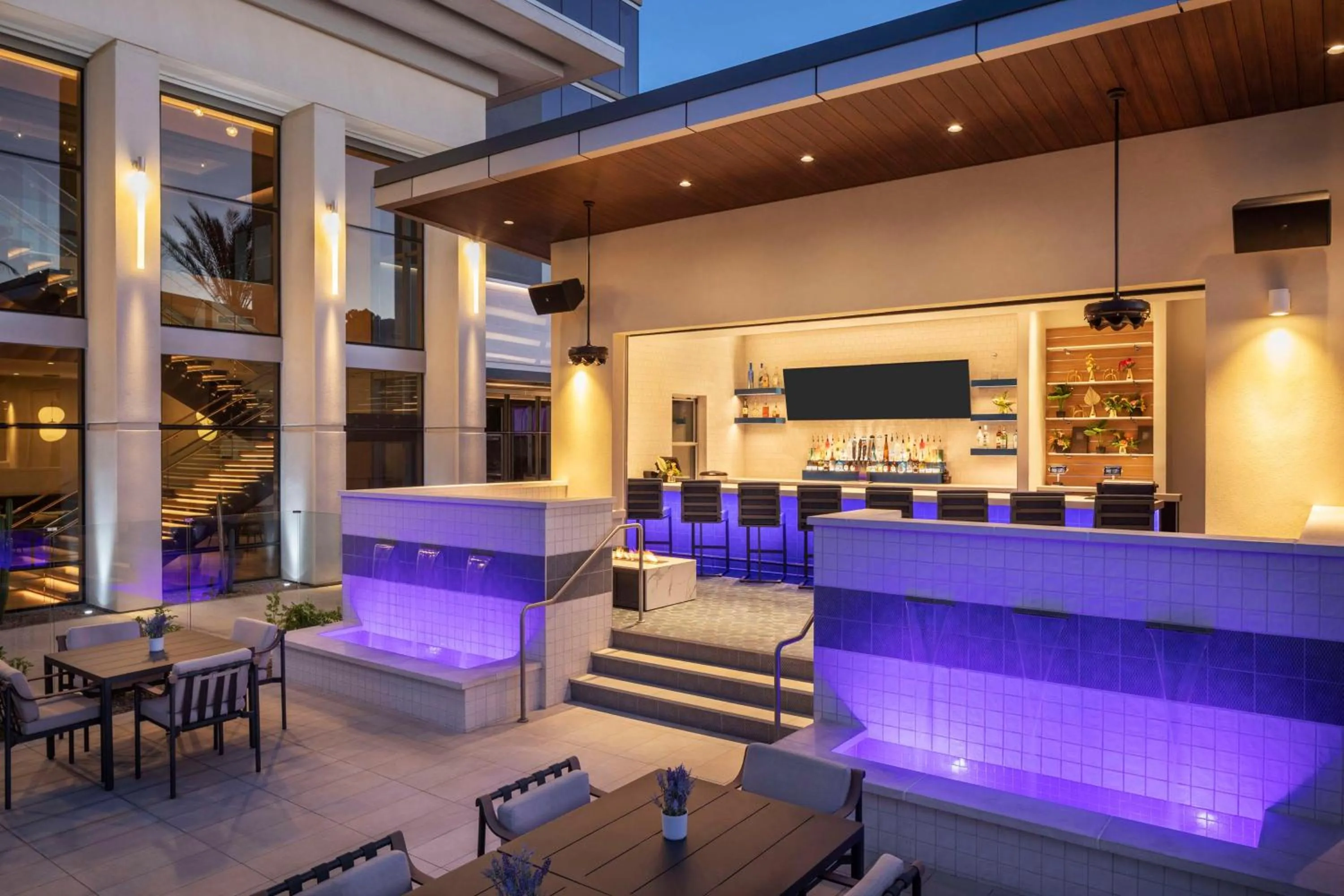 Lounge or bar in Caesars Republic Scottsdale, a Hilton Hotel