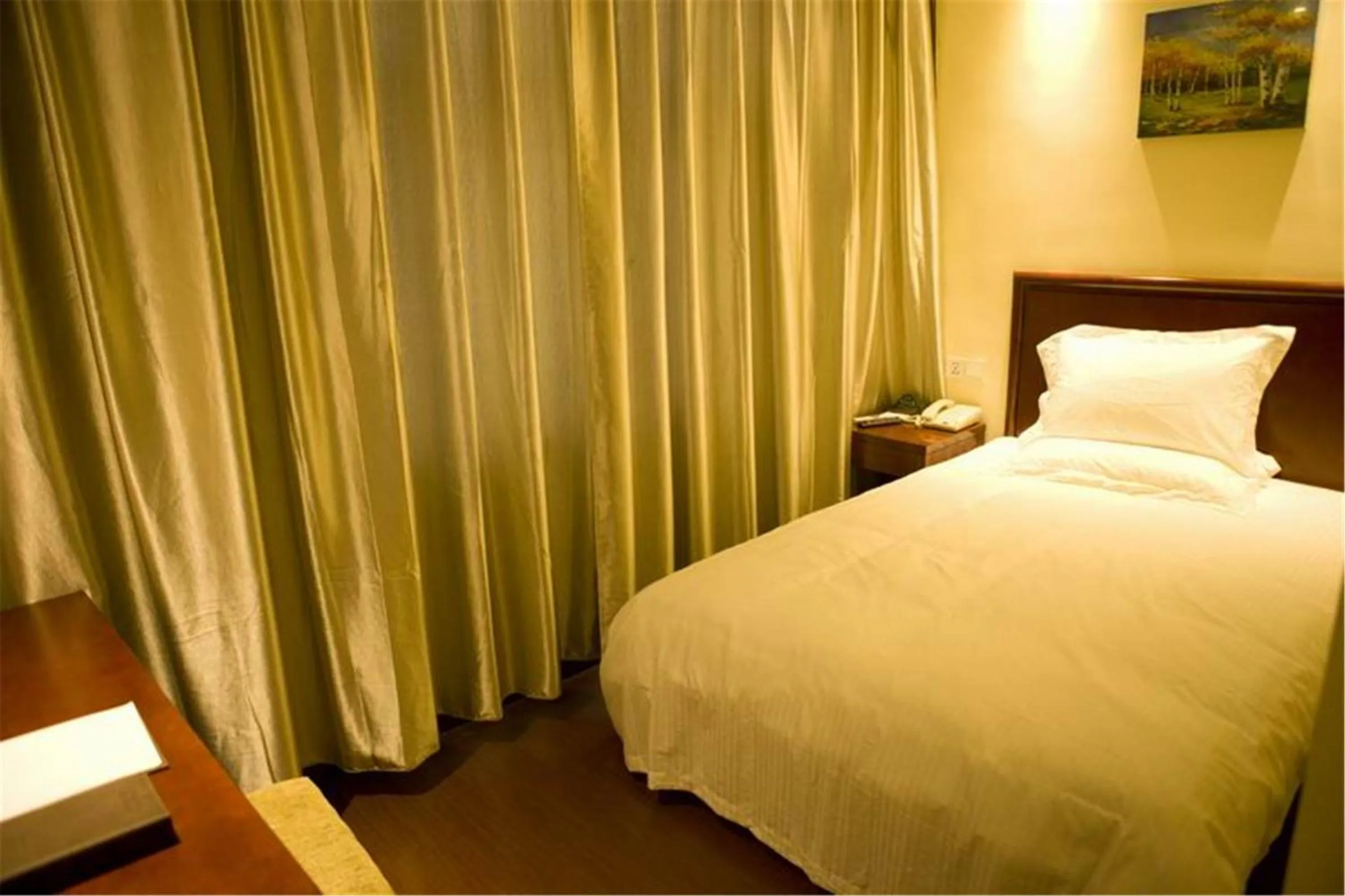 Bed in GreeTree Inn JiangSu Suzhou Taiping High-speed North Station Express Hotel