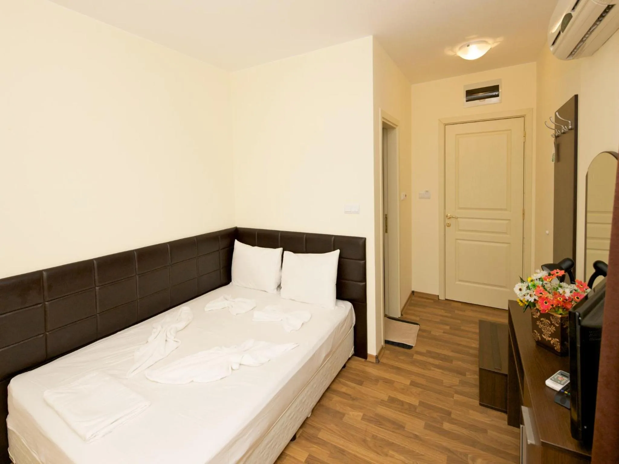 Bathroom, Bed in Hotel Golden Ina - Ultra All Inclusive - Beachfront