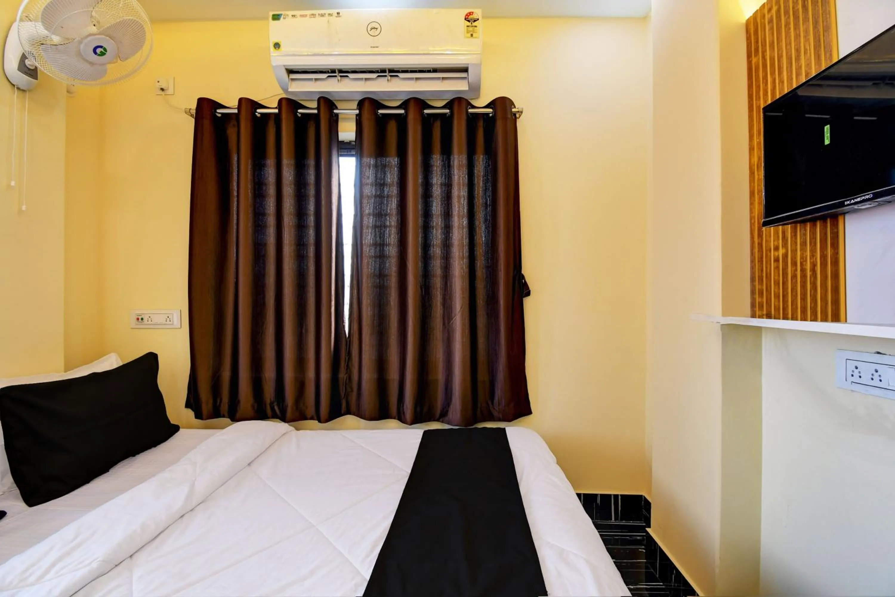 Bedroom, Bed in Hotel O Chilli Pepper Hotel and Restaurant