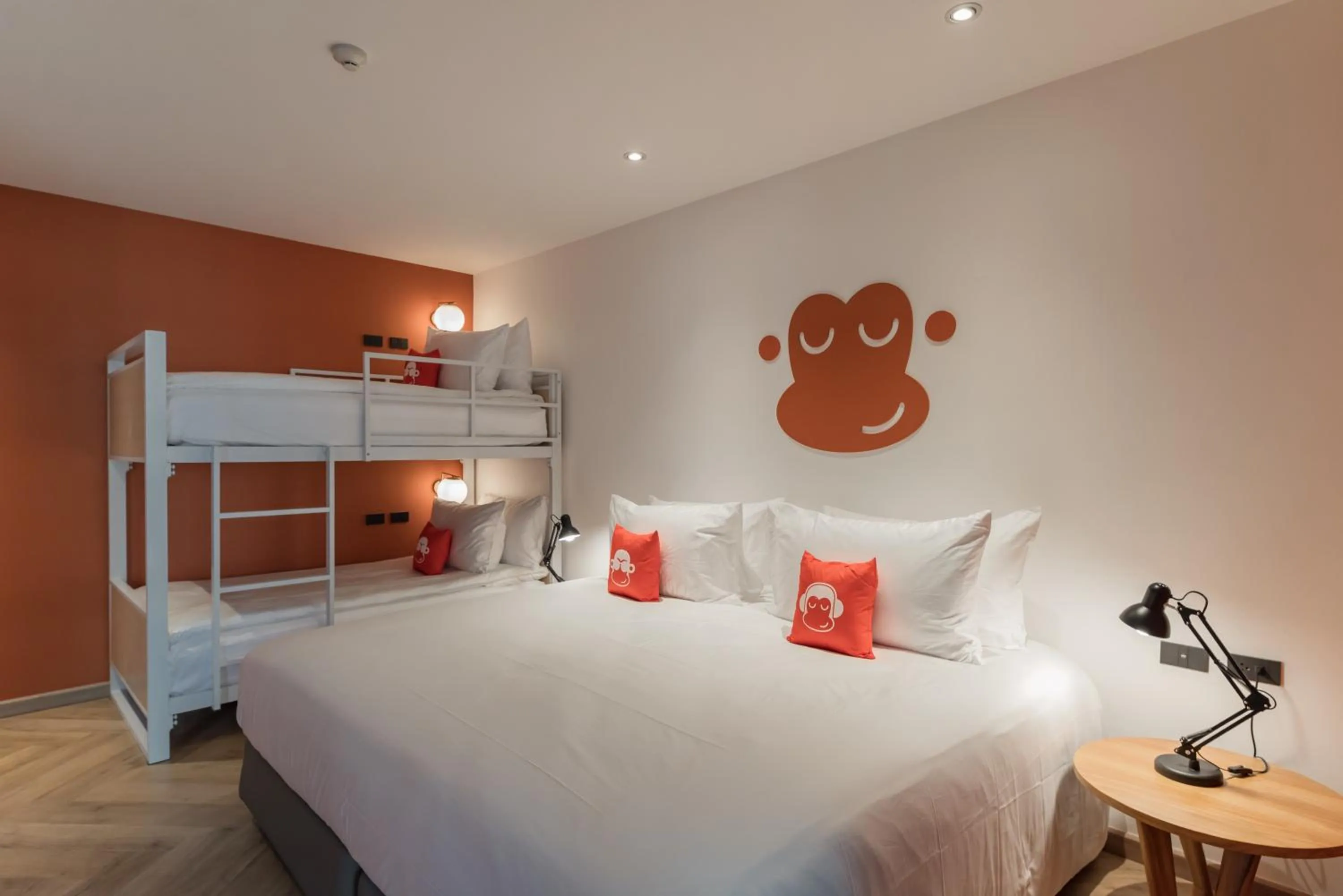 Bed in Blu Monkey Hub and Hotel Bangsaen