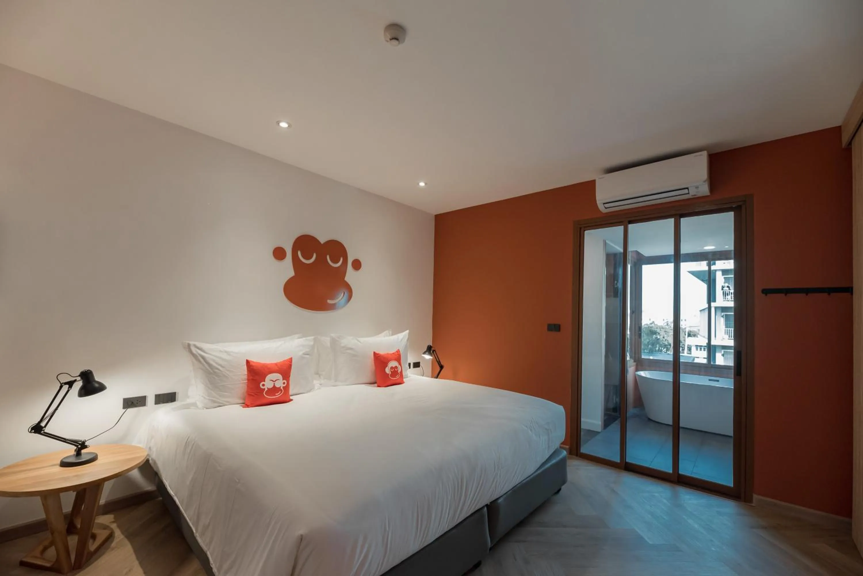 Bed in Blu Monkey Hub and Hotel Bangsaen