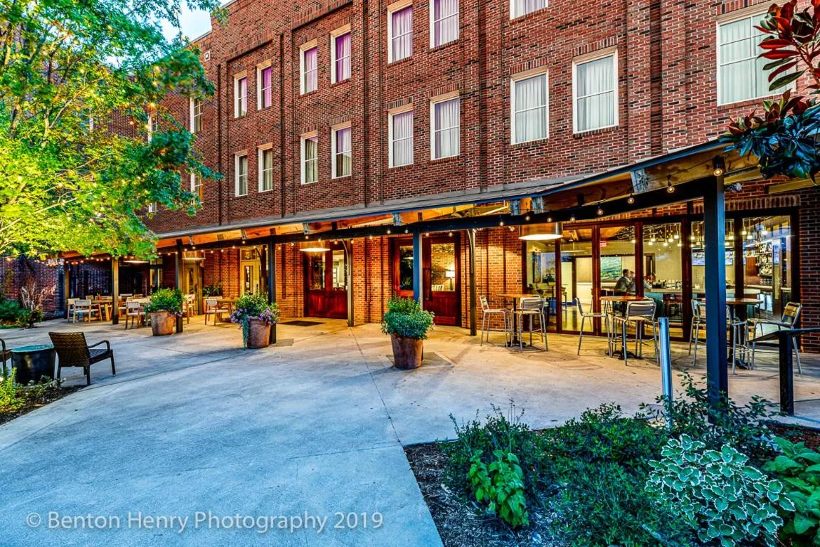 Inner courtyard view in The Inn At The Crossroads