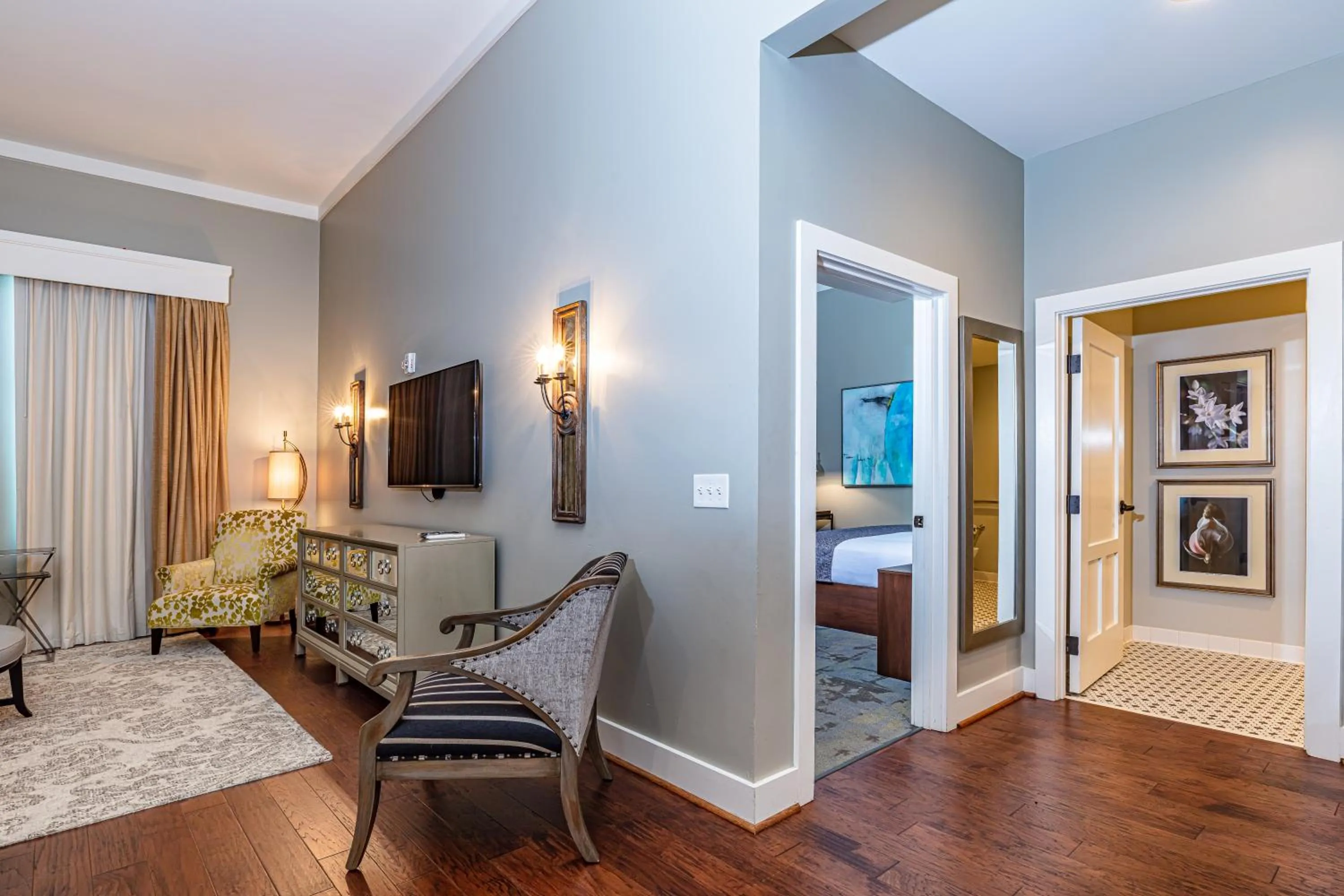 Living room, Bed in The Inn At The Crossroads