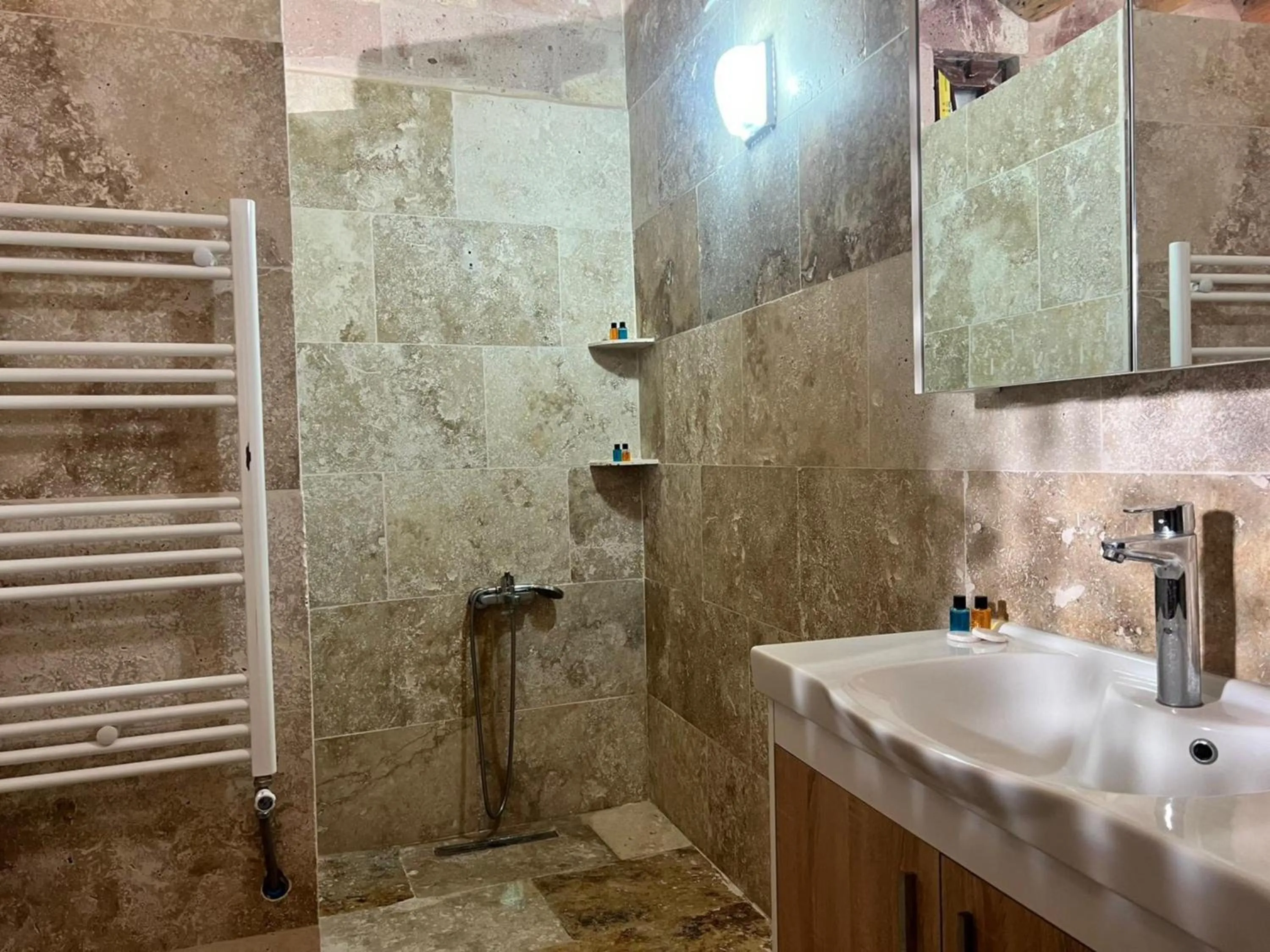 Shower in Yeşilöz inn Cave otel