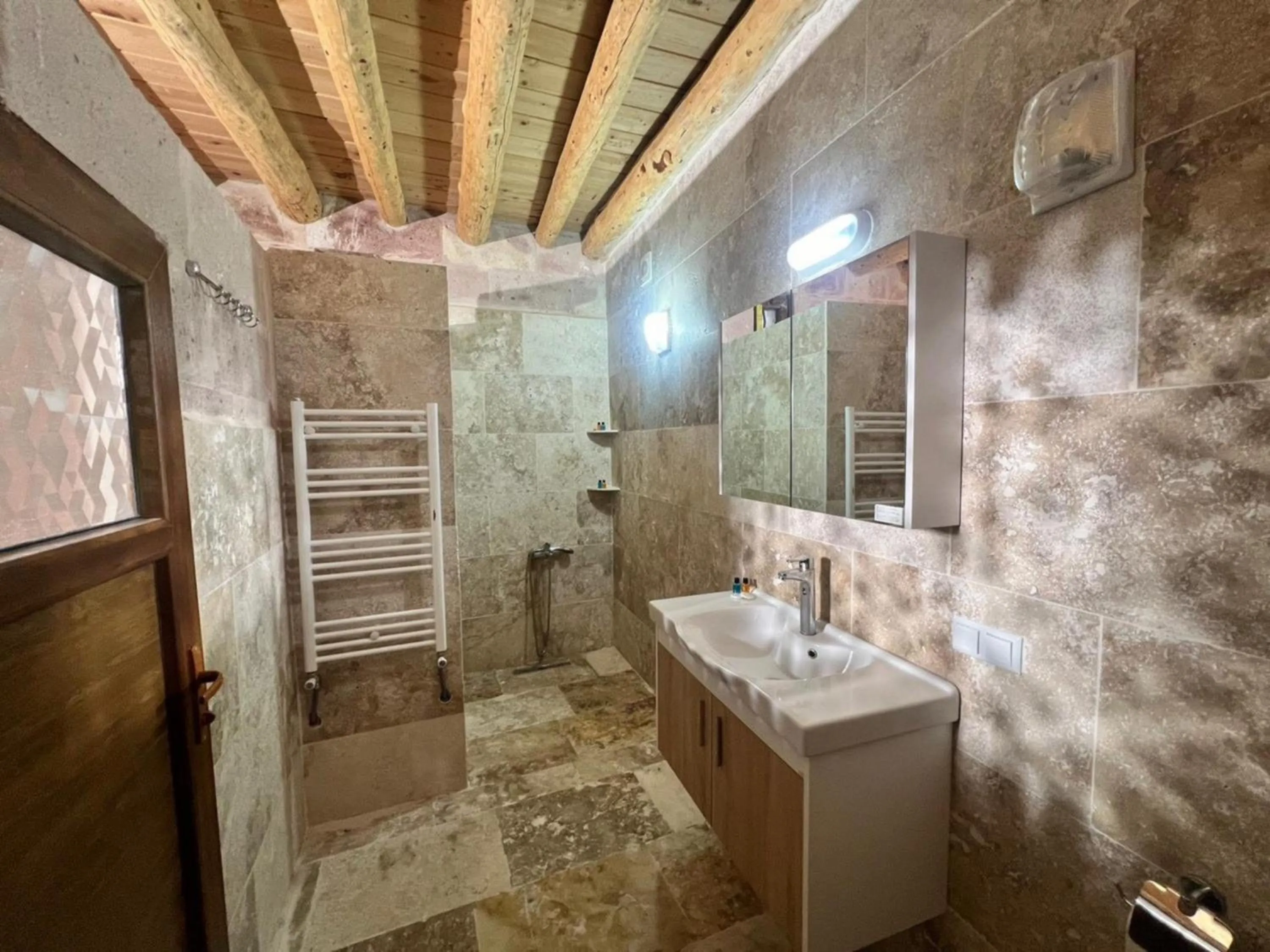 Shower in Yeşilöz inn Cave otel