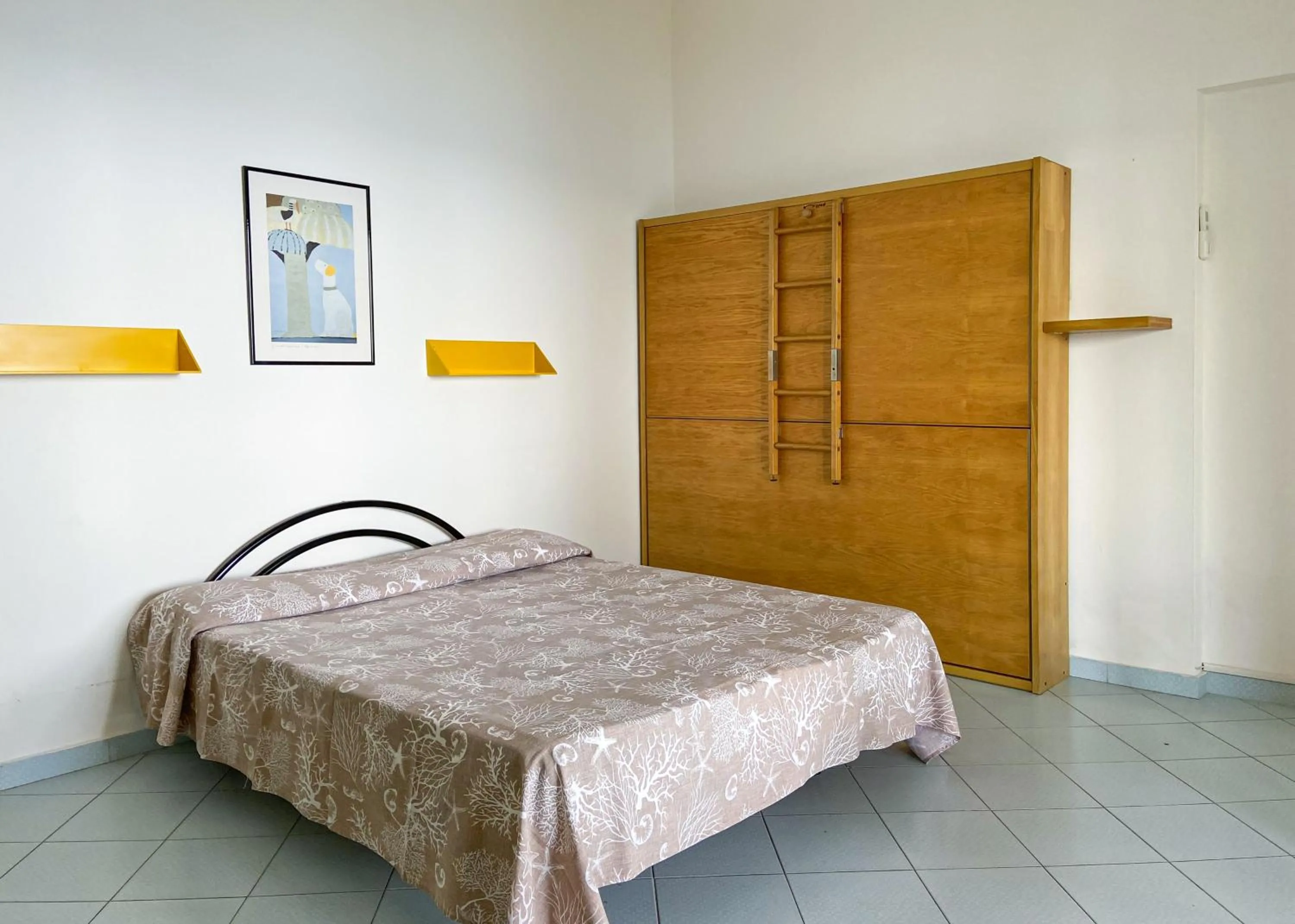 Photo of the whole room, Bed in Residence Intur