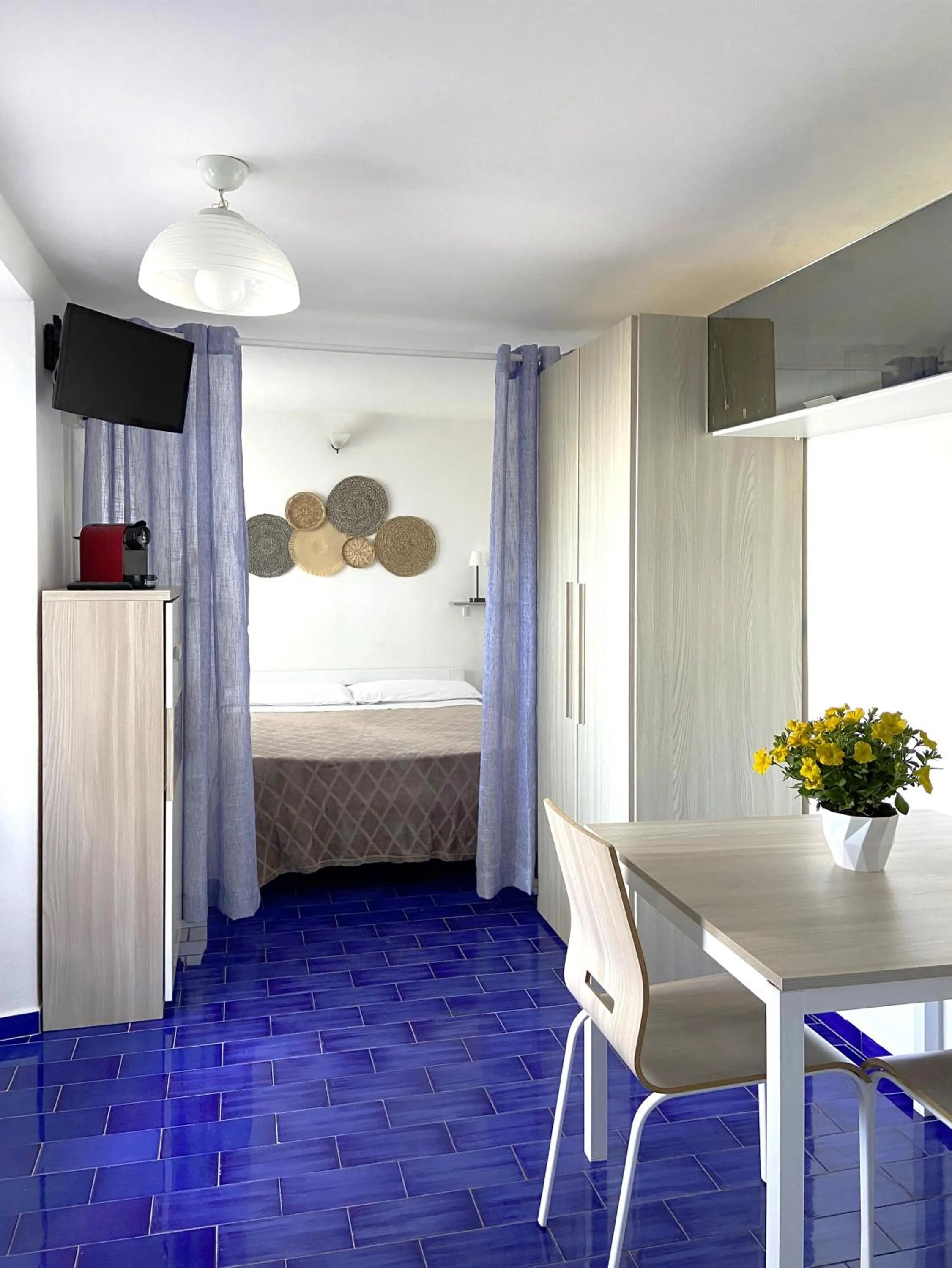 Photo of the whole room, Bed in Residence Intur