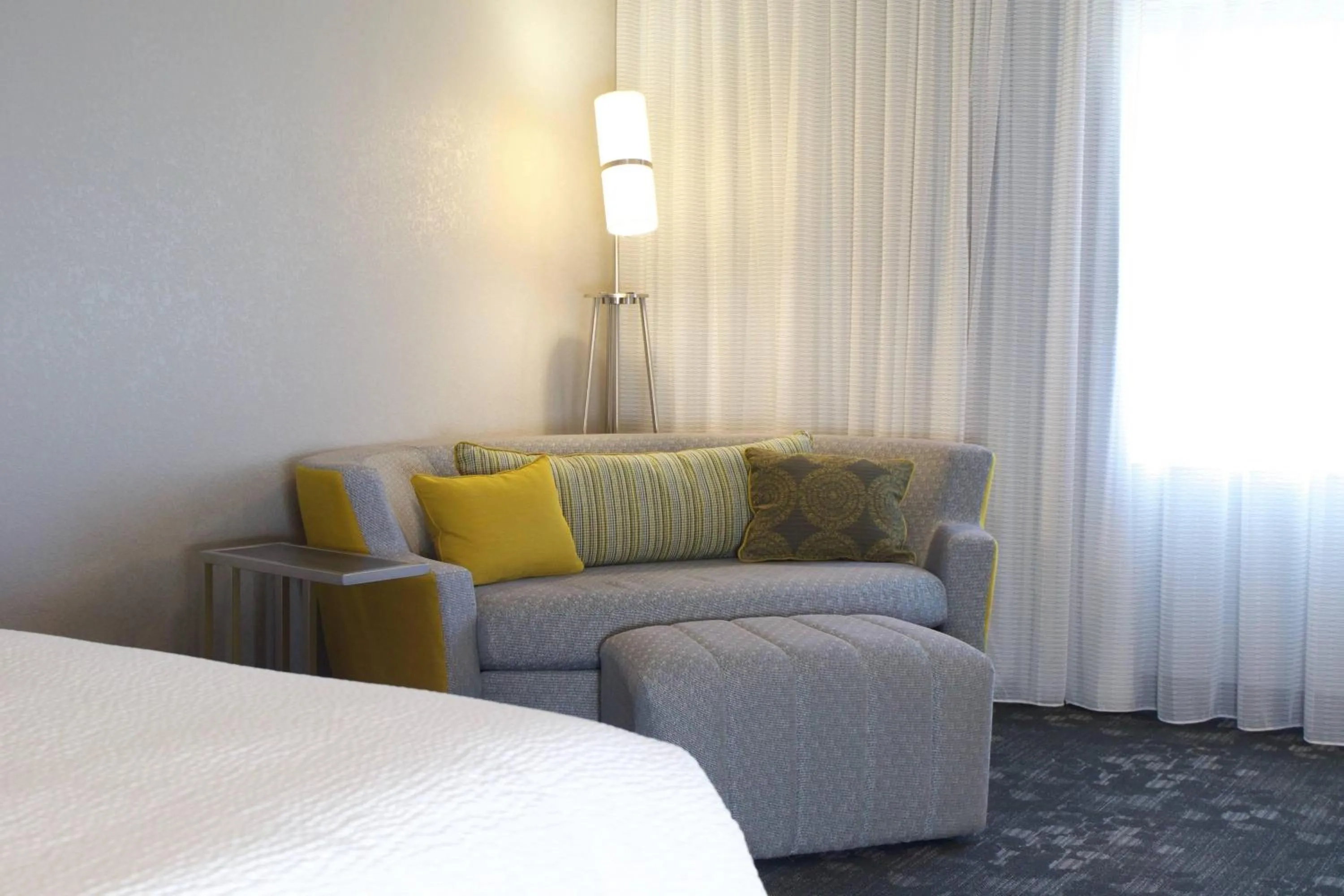 Photo of the whole room, Bed in Courtyard by Marriott Asheville Airport