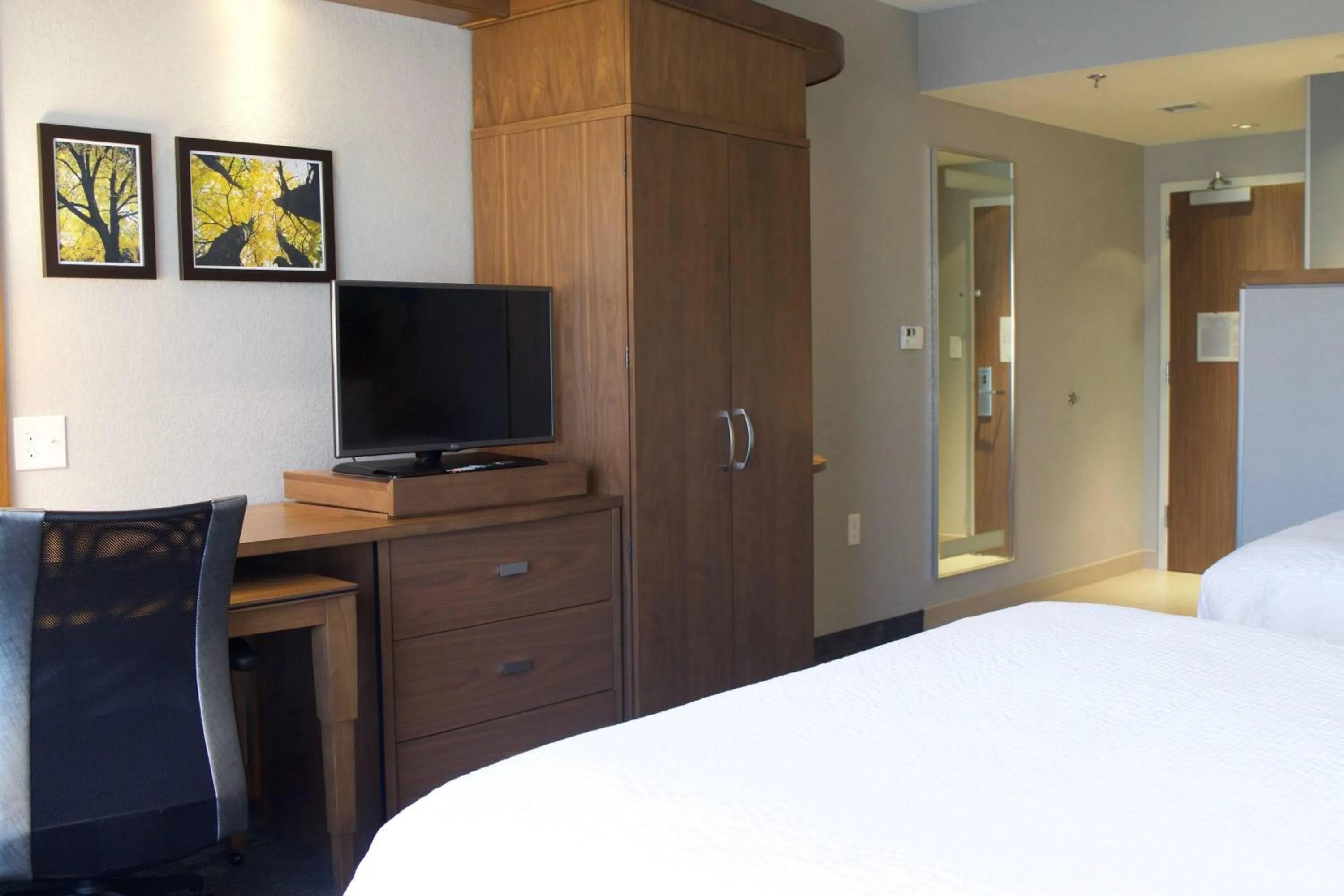 Photo of the whole room, Bed in Courtyard by Marriott Asheville Airport