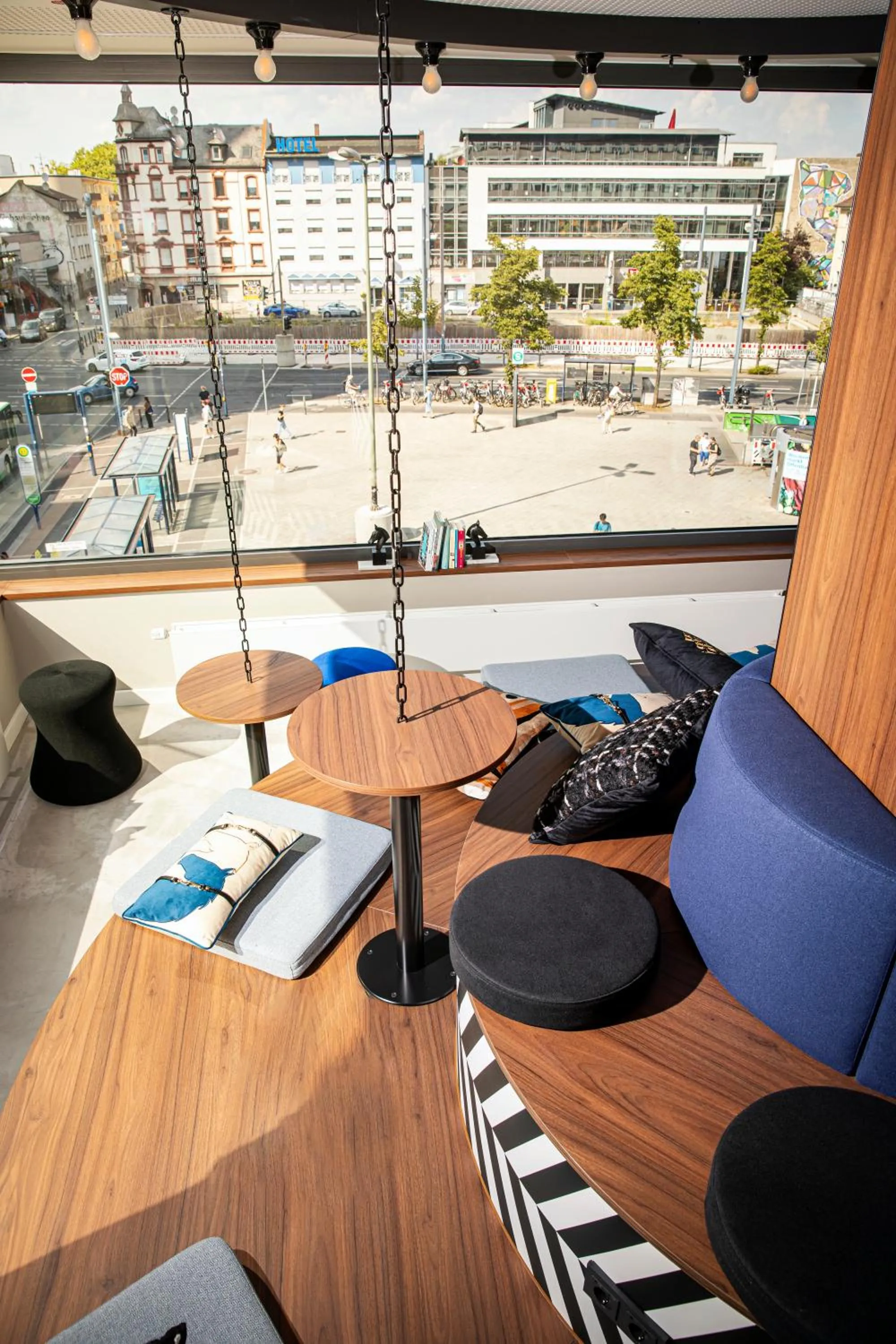 Lounge or bar in LOGINN Hotel Offenbach